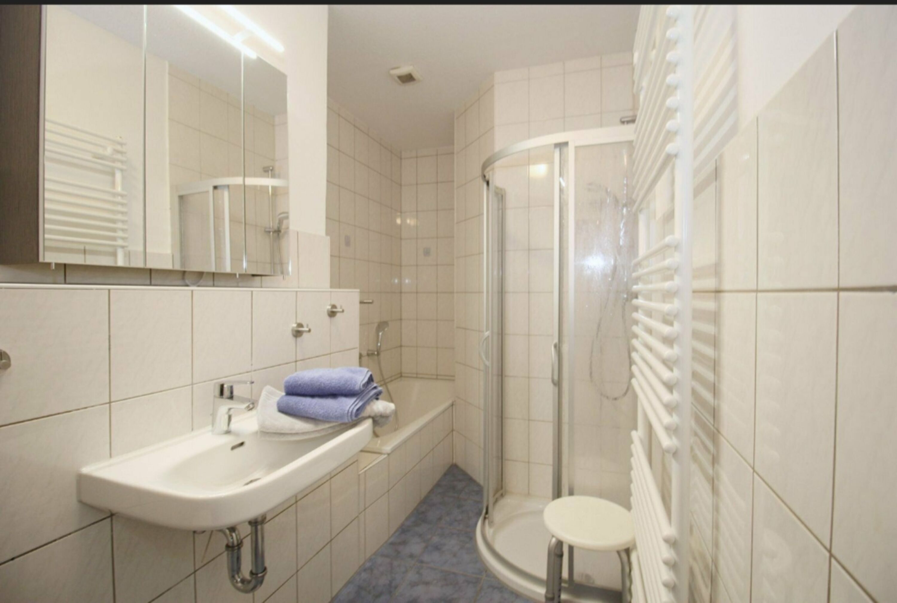 Bad 1 mit Dusche und Badewanne