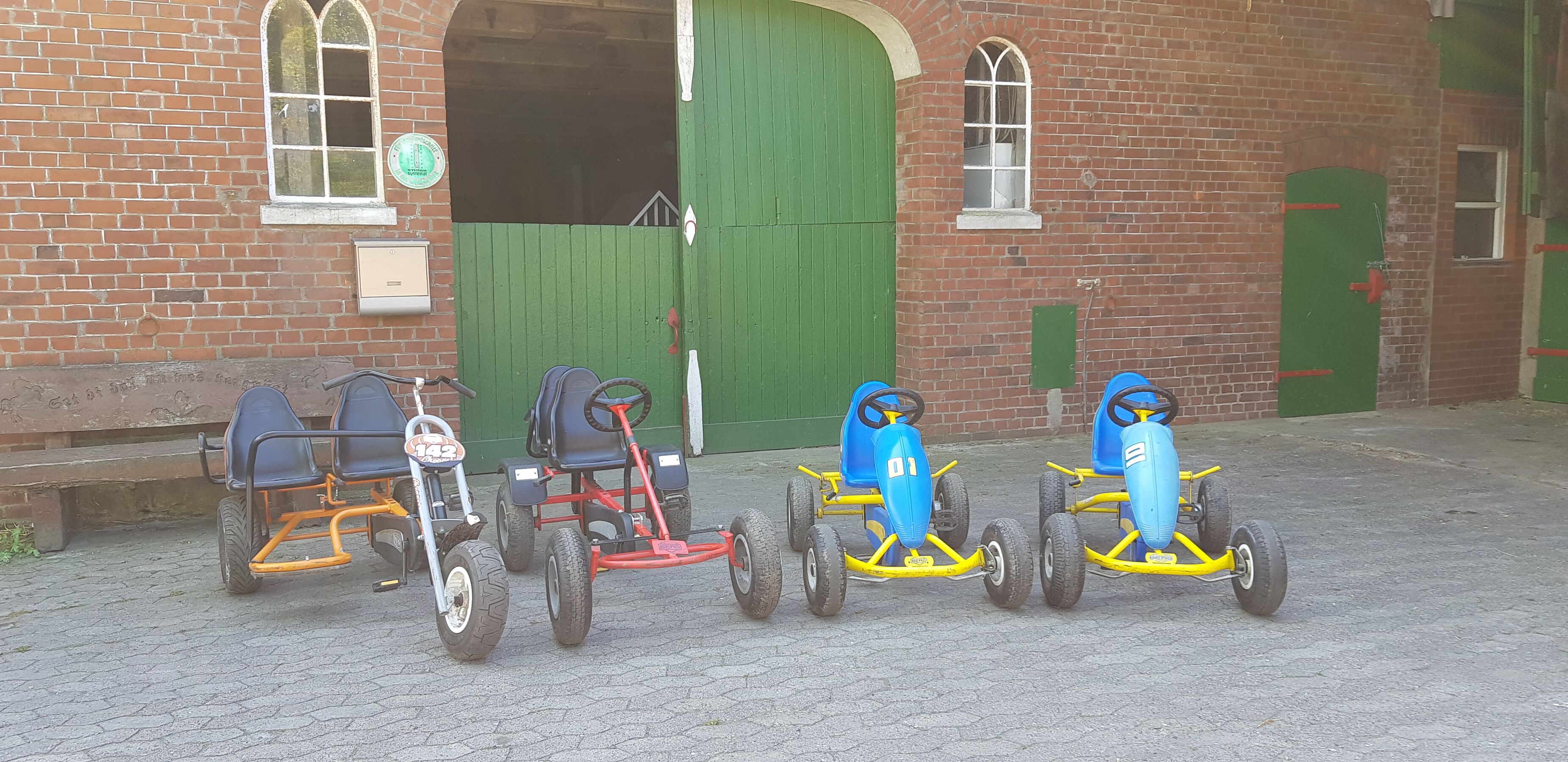 Insgesamt stehen 8 Gokarts in verschiedenen Größen zur Verfügung
