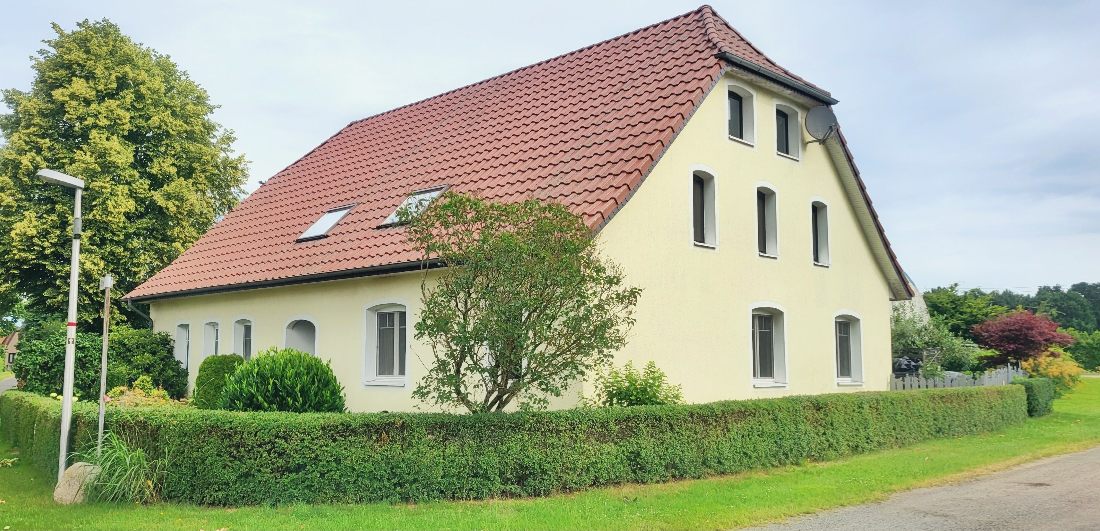 Blick auf den Vorgarten, ruhige Ortsrandlage