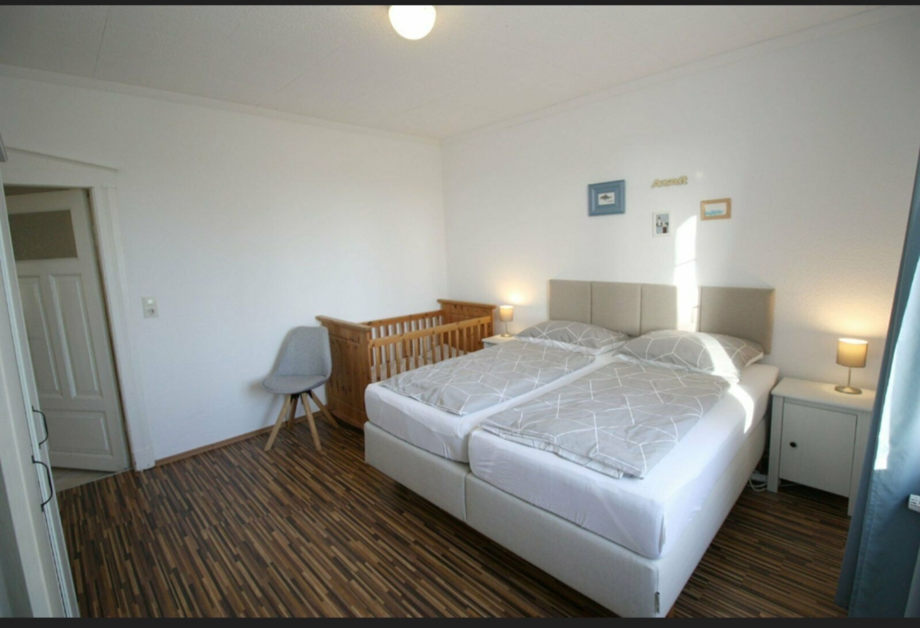 Schlafzimmer 1 mit Doppel-Boxspringbett, Kinderbett, TV