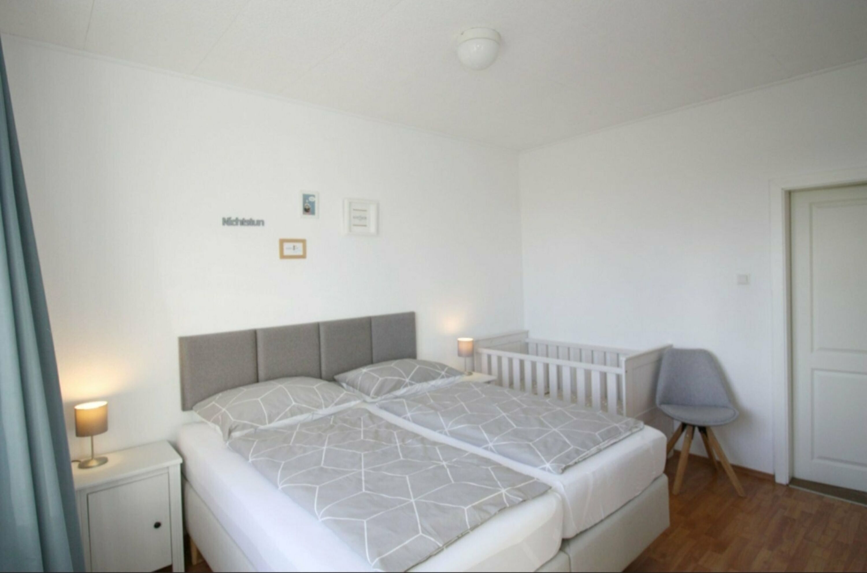 Schlafzimmer 2 mit Doppel-Boxspringbett, Kinderbett und TV