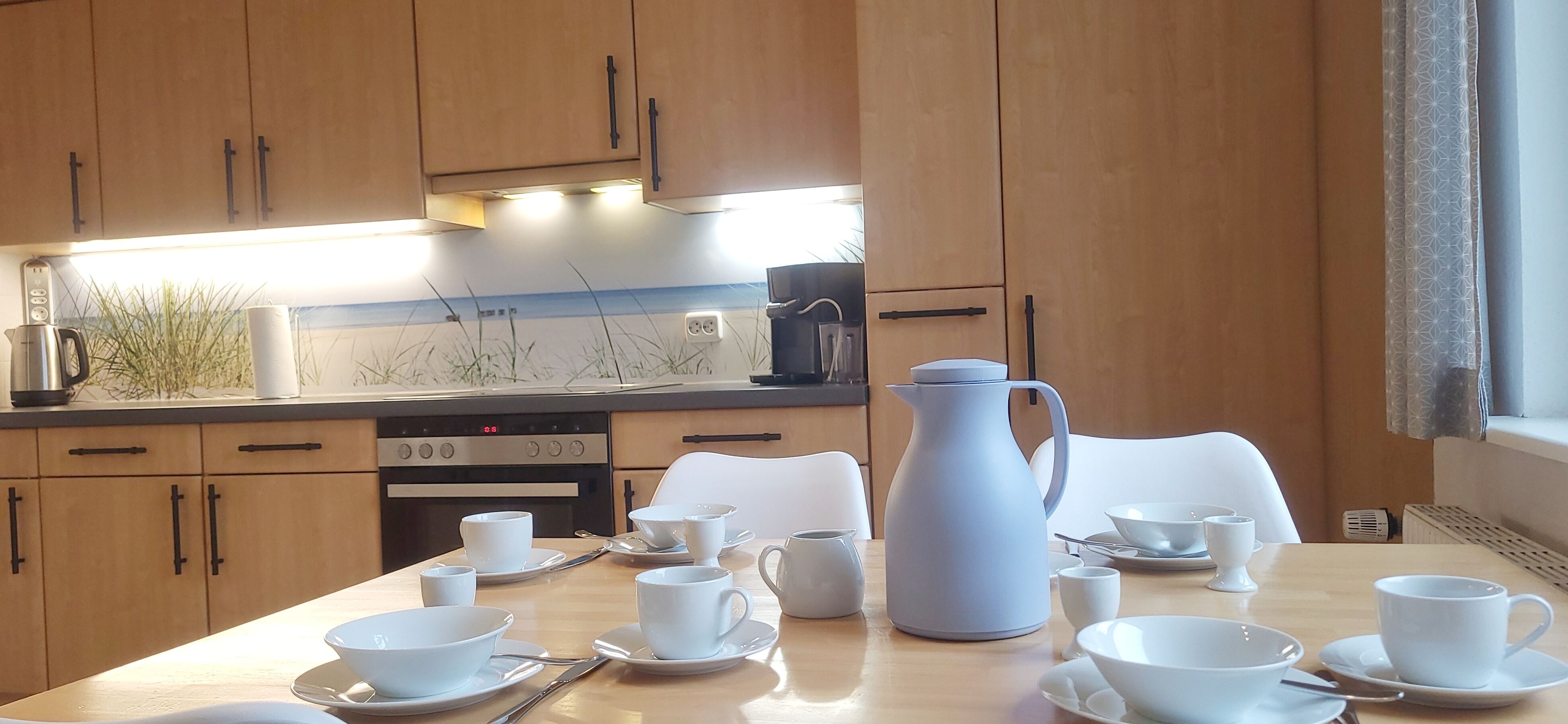Komplett ausgestattete Küche mit Geschirrspüler und Kaffeespezialitätenmaschine