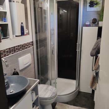 Bad mit Dusche und WC mit Fenster