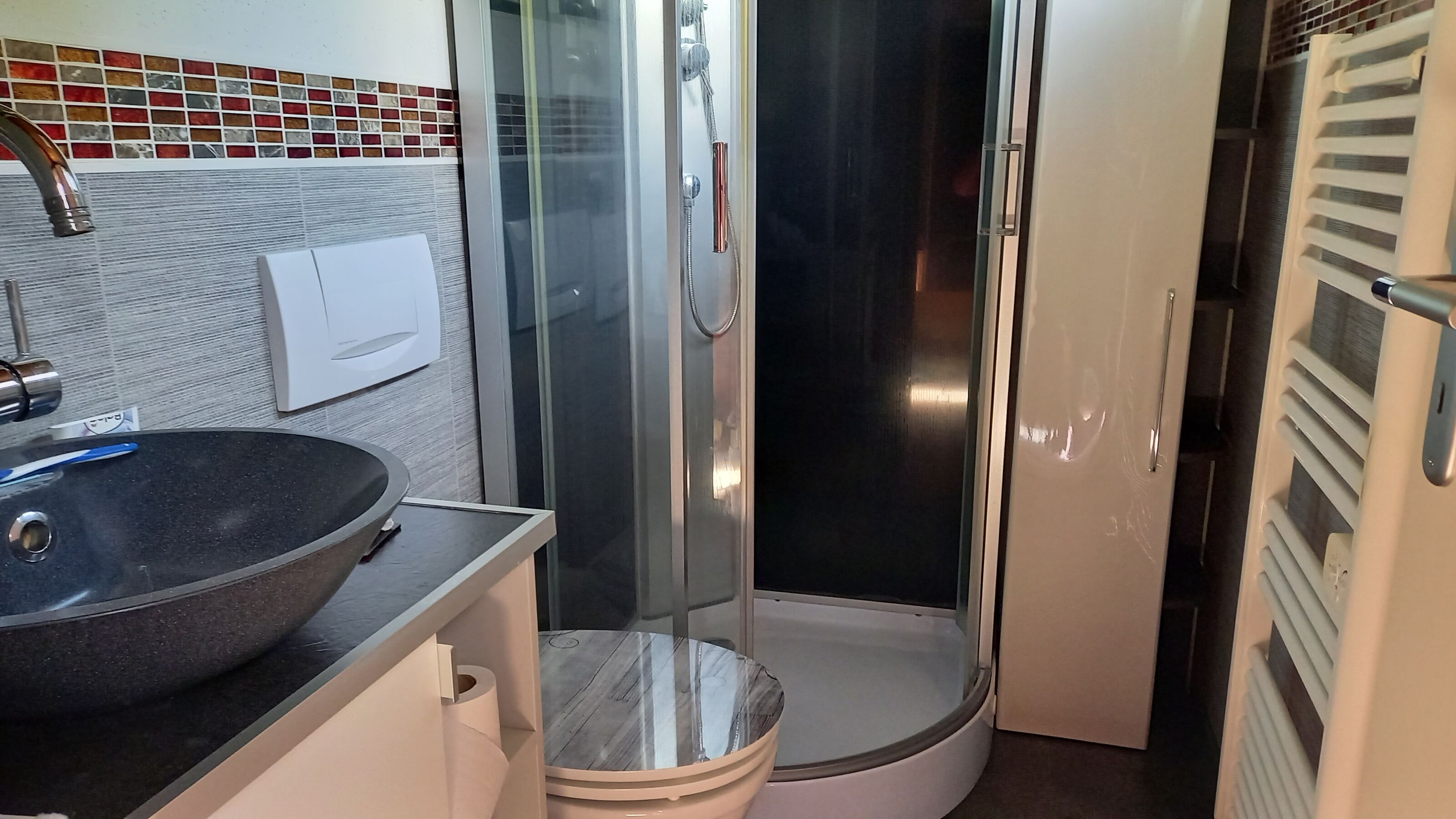 Bad mit Dusche und WC mit Fenster