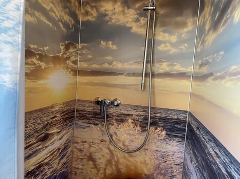 Standmotiv in der Dusche