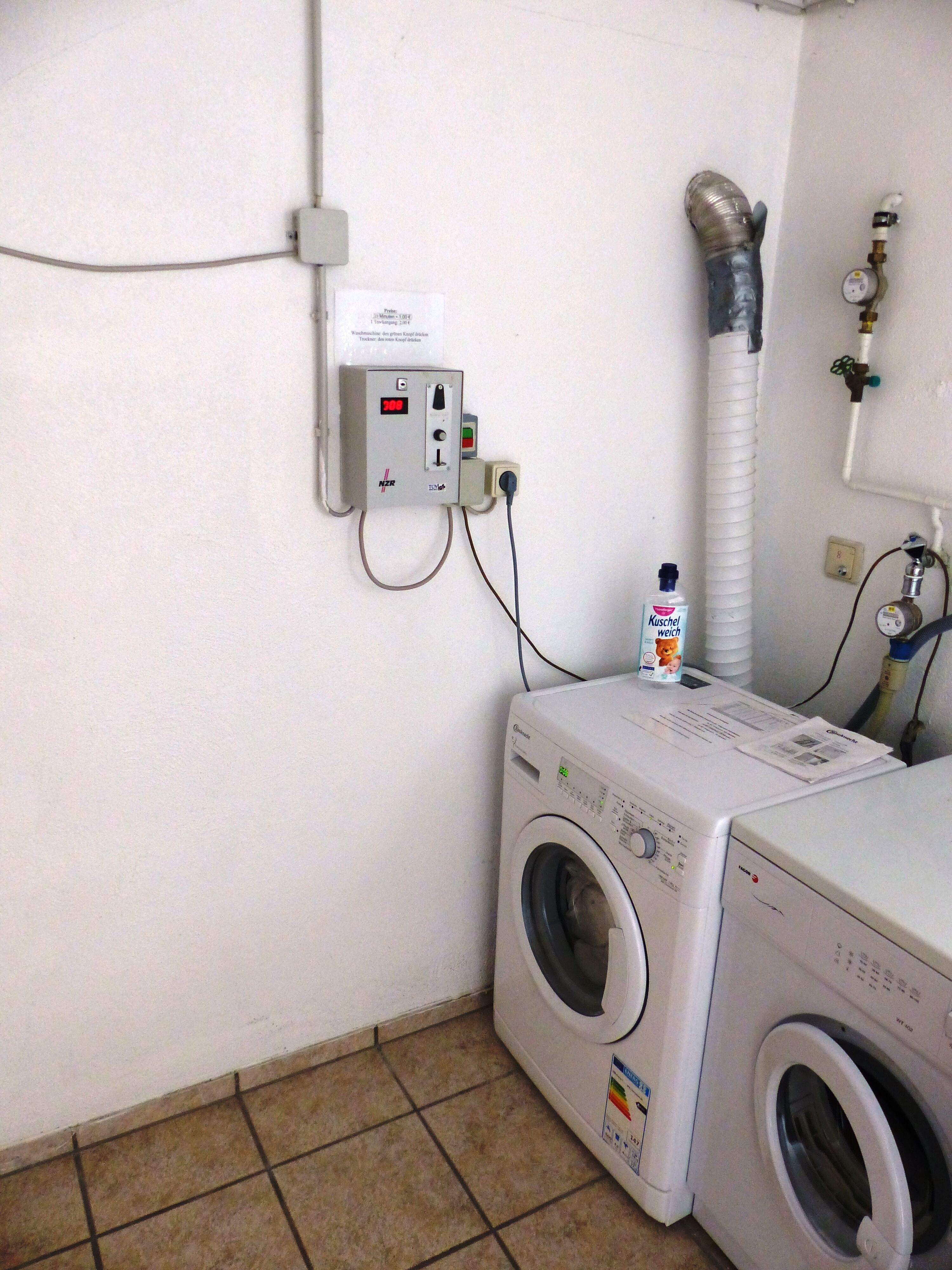 Waschmaschine und Trockner im Souterrain