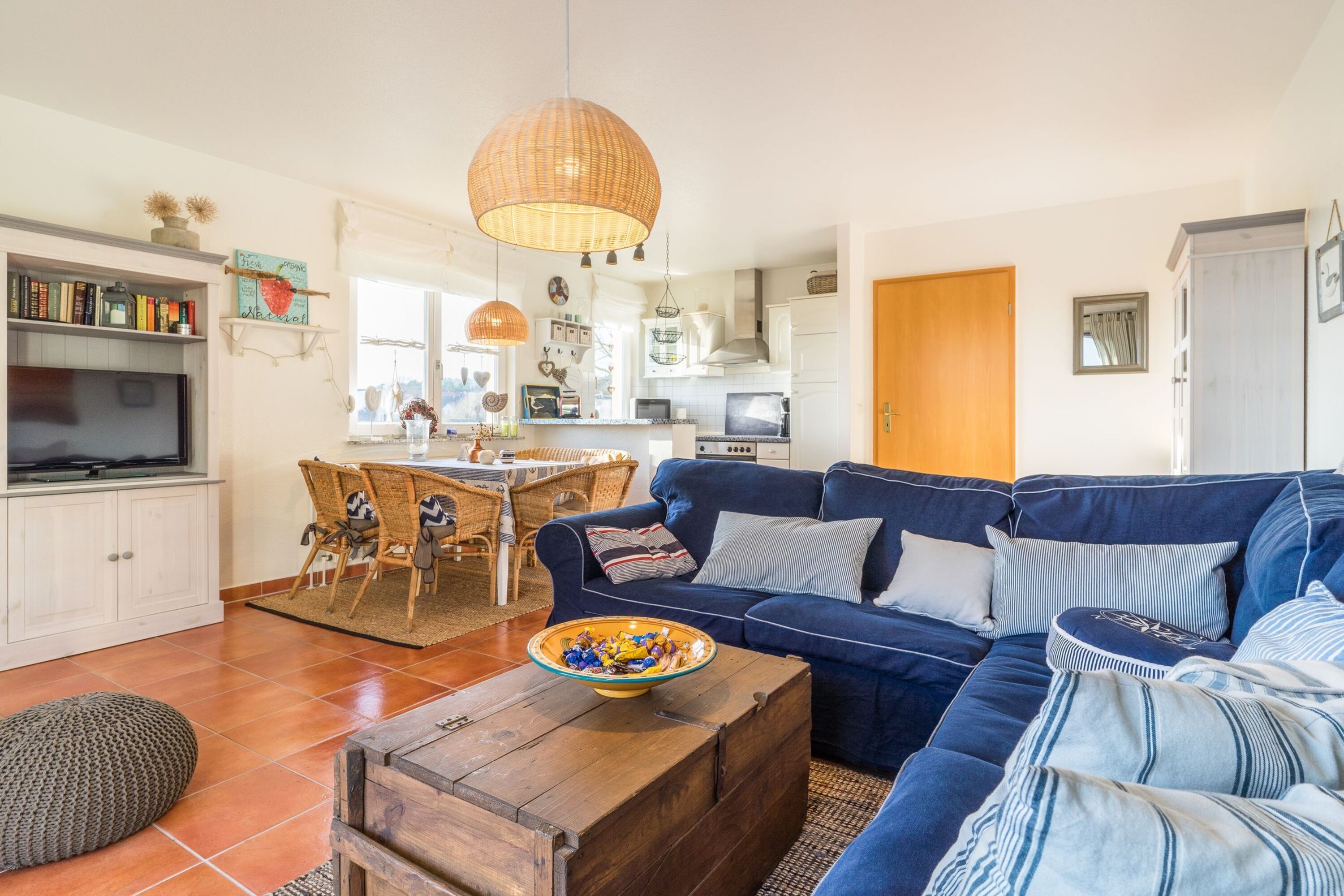 Wohnzimmer mit Eckcouch und Essplatz