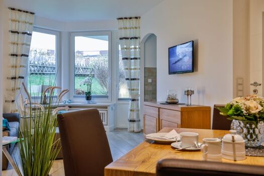 Blick vom Essbereich auf die Terrasse 