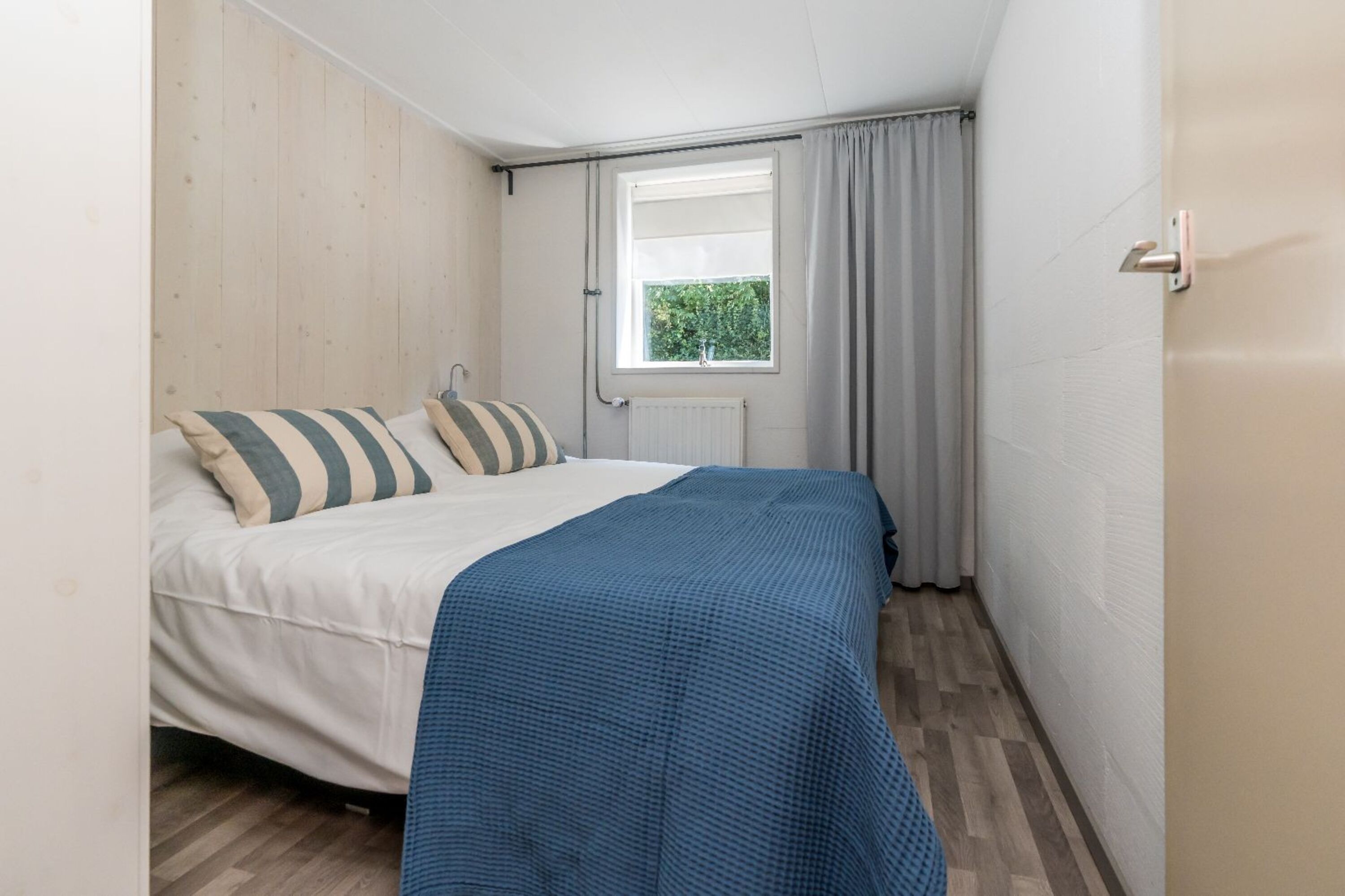 Schlafzimmer 1 mit 2 Einzel Boxspringbetten und Kleiderschrank