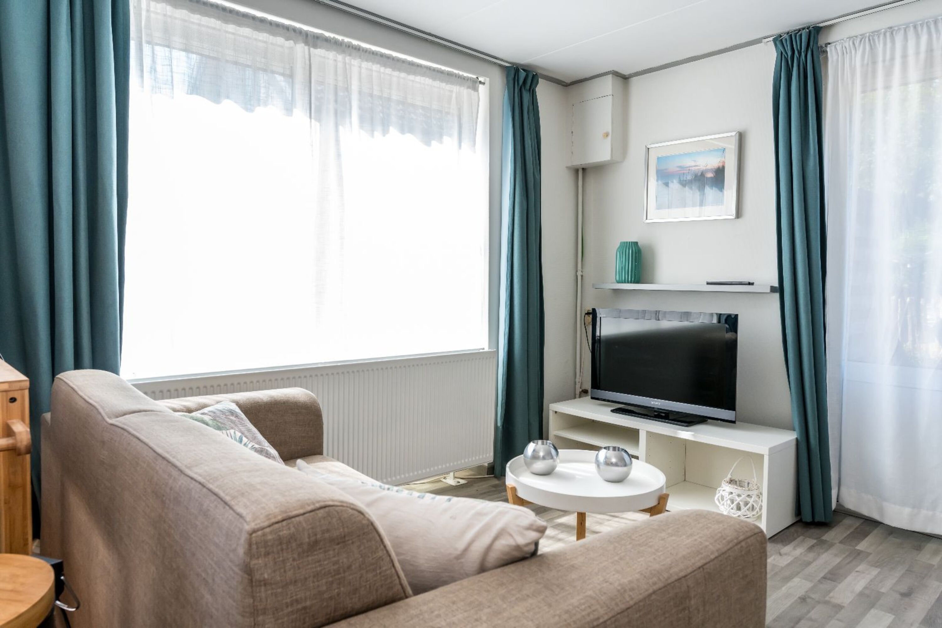 Komfortable Sitzecke mit Sofa und Fernseher