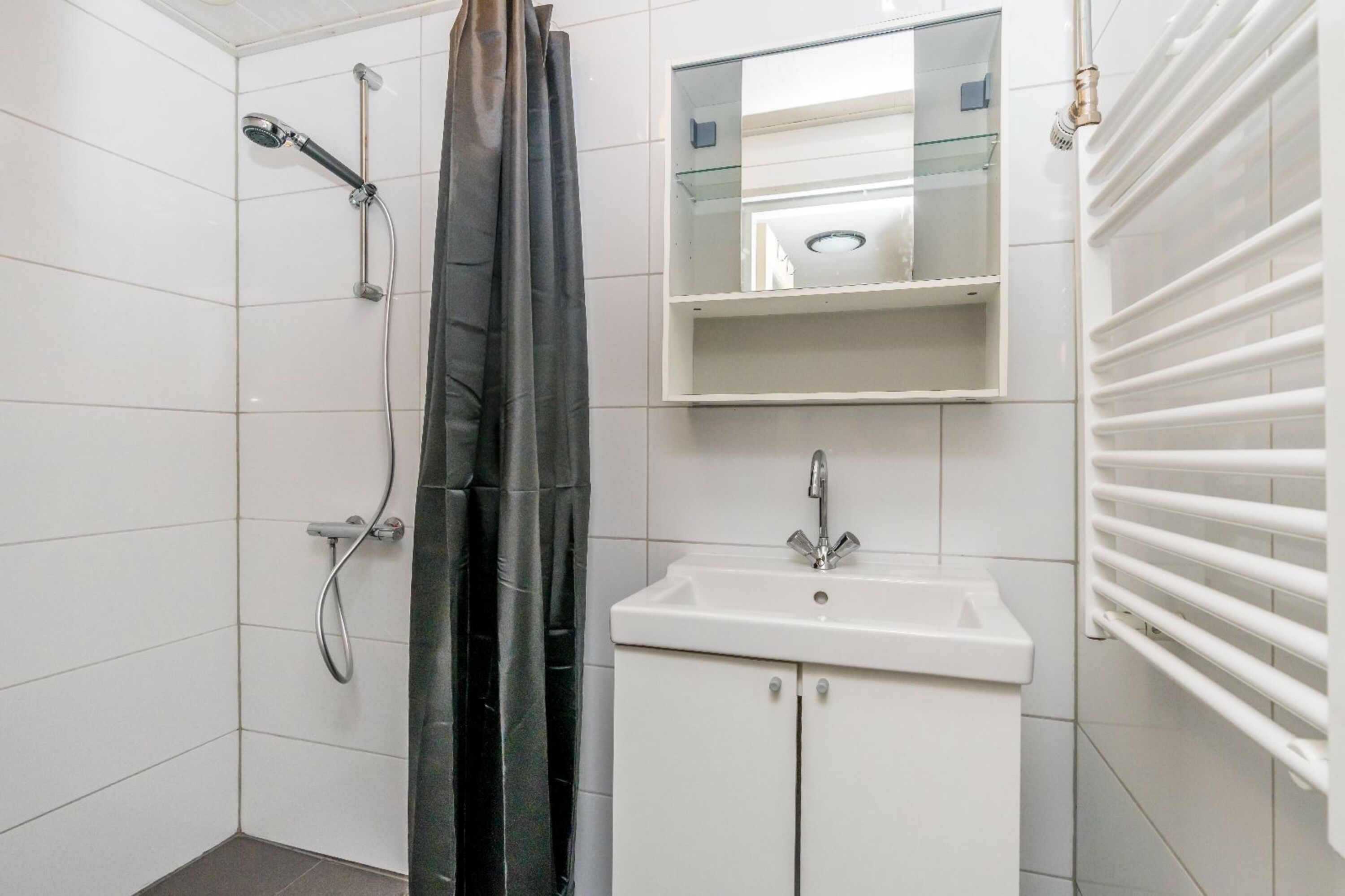 Badezimmer mit Dusche und Waschbecken