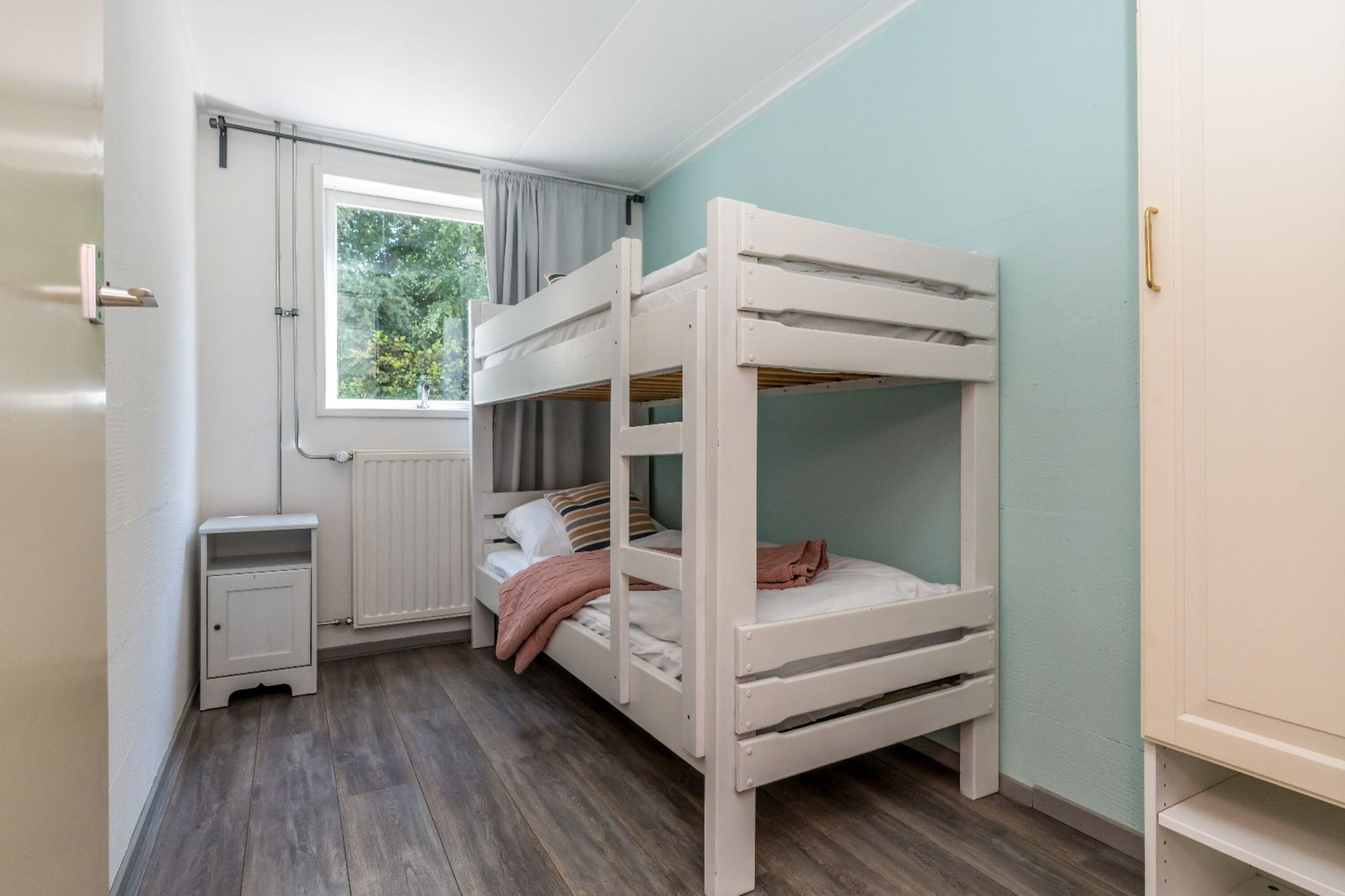 Schlafzimmer 2 mit Etagenbett und Kleiderschrank