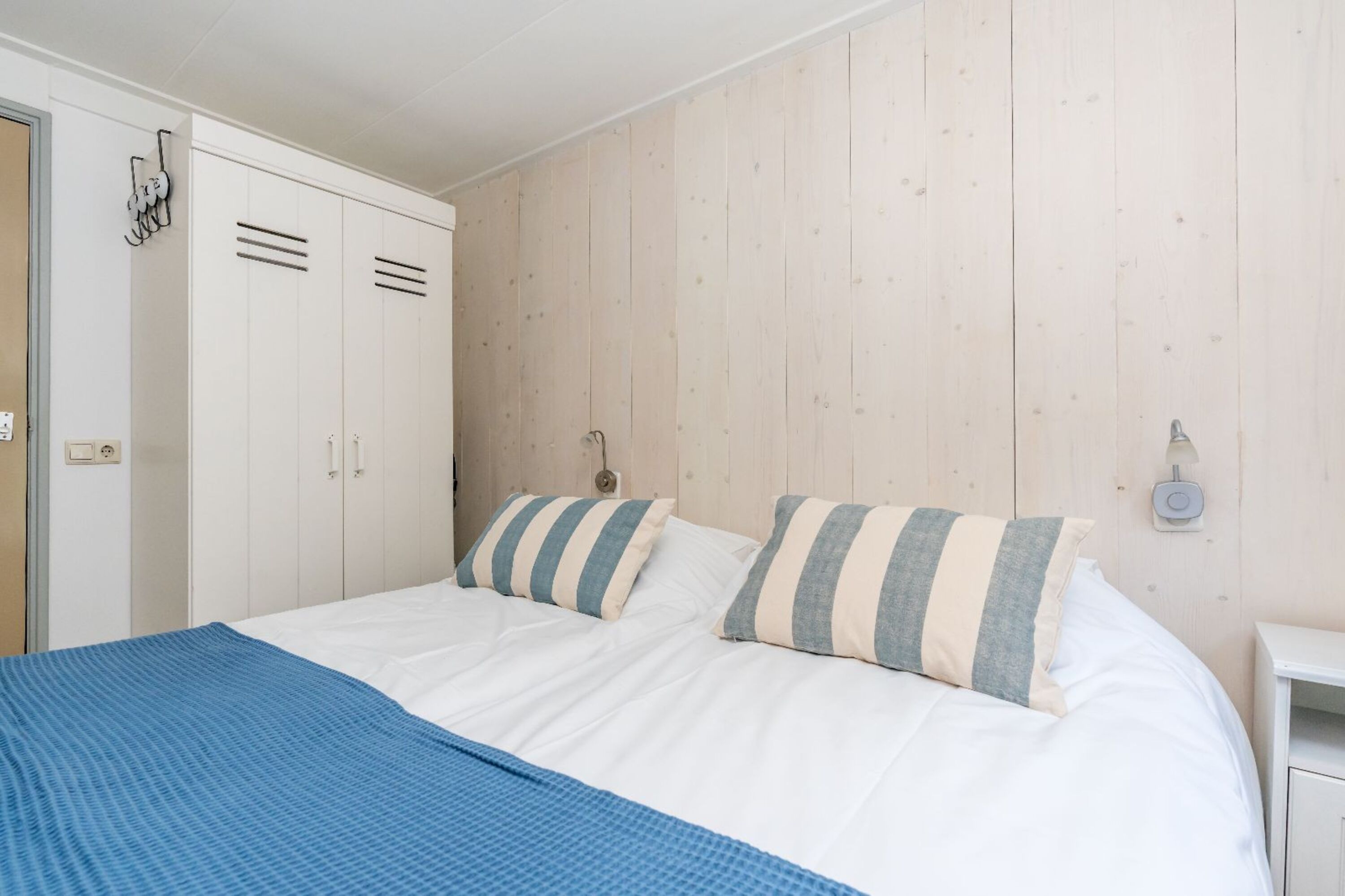 Schlafzimmer 1 mit 2 Einzel Boxspringbetten und Kleiderschrank