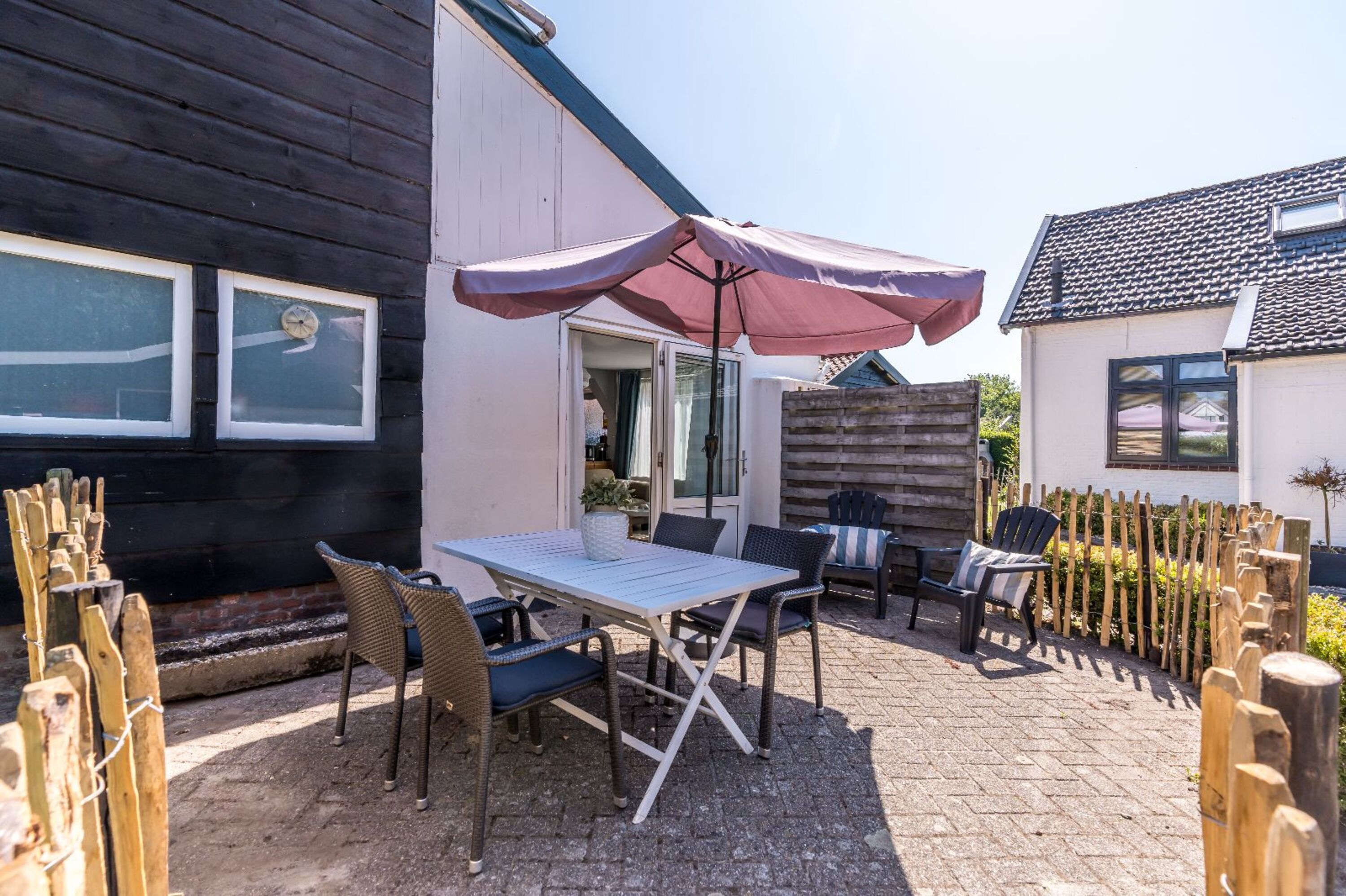Gemütliche, sonnige Terrasse.