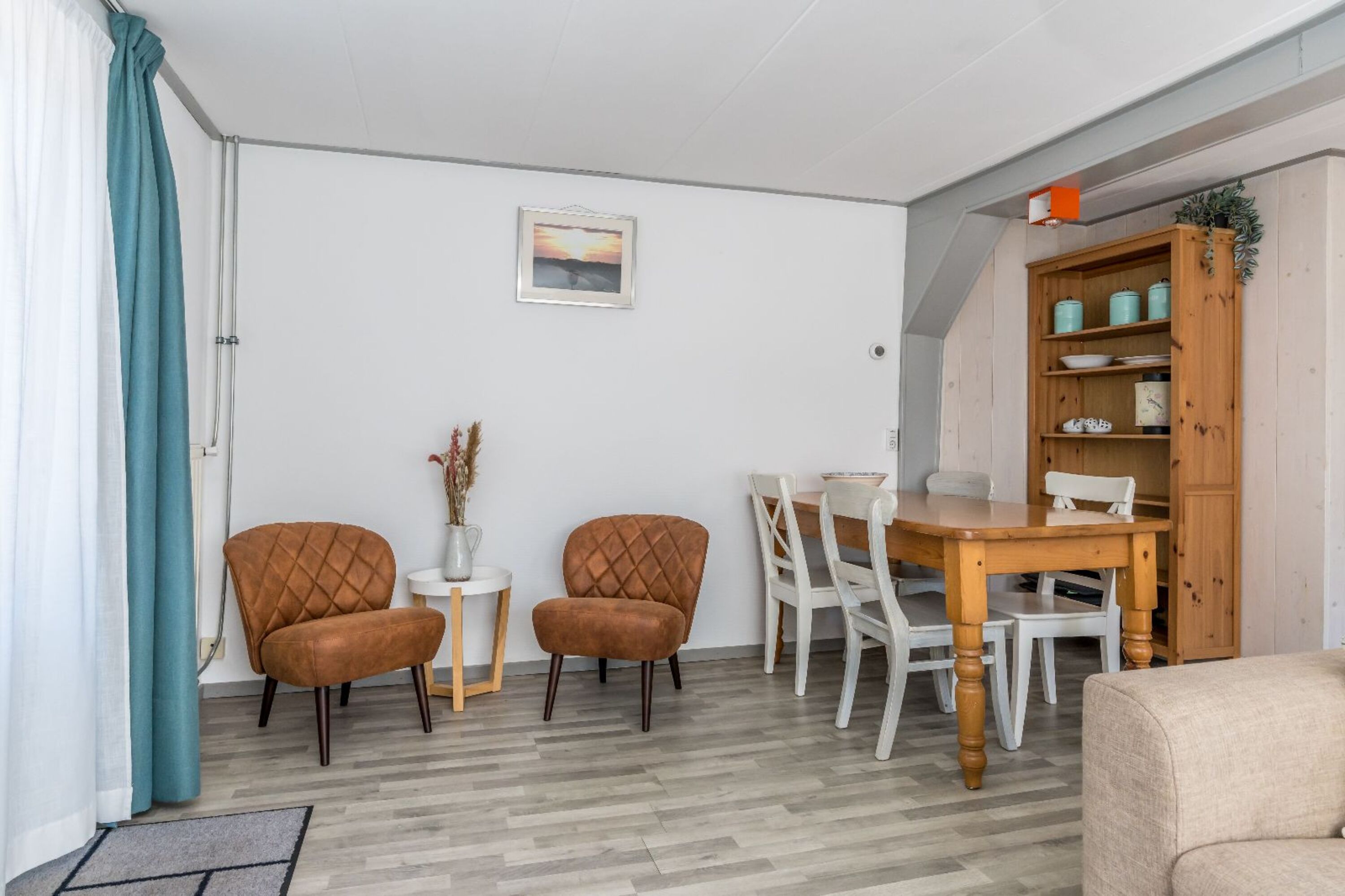 Gemütliches Wohnzimmer mit Sesseln und Esstisch
