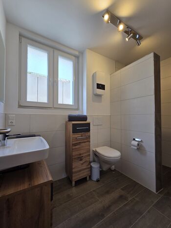 Badezimmer mit ebenerdiger Dusche