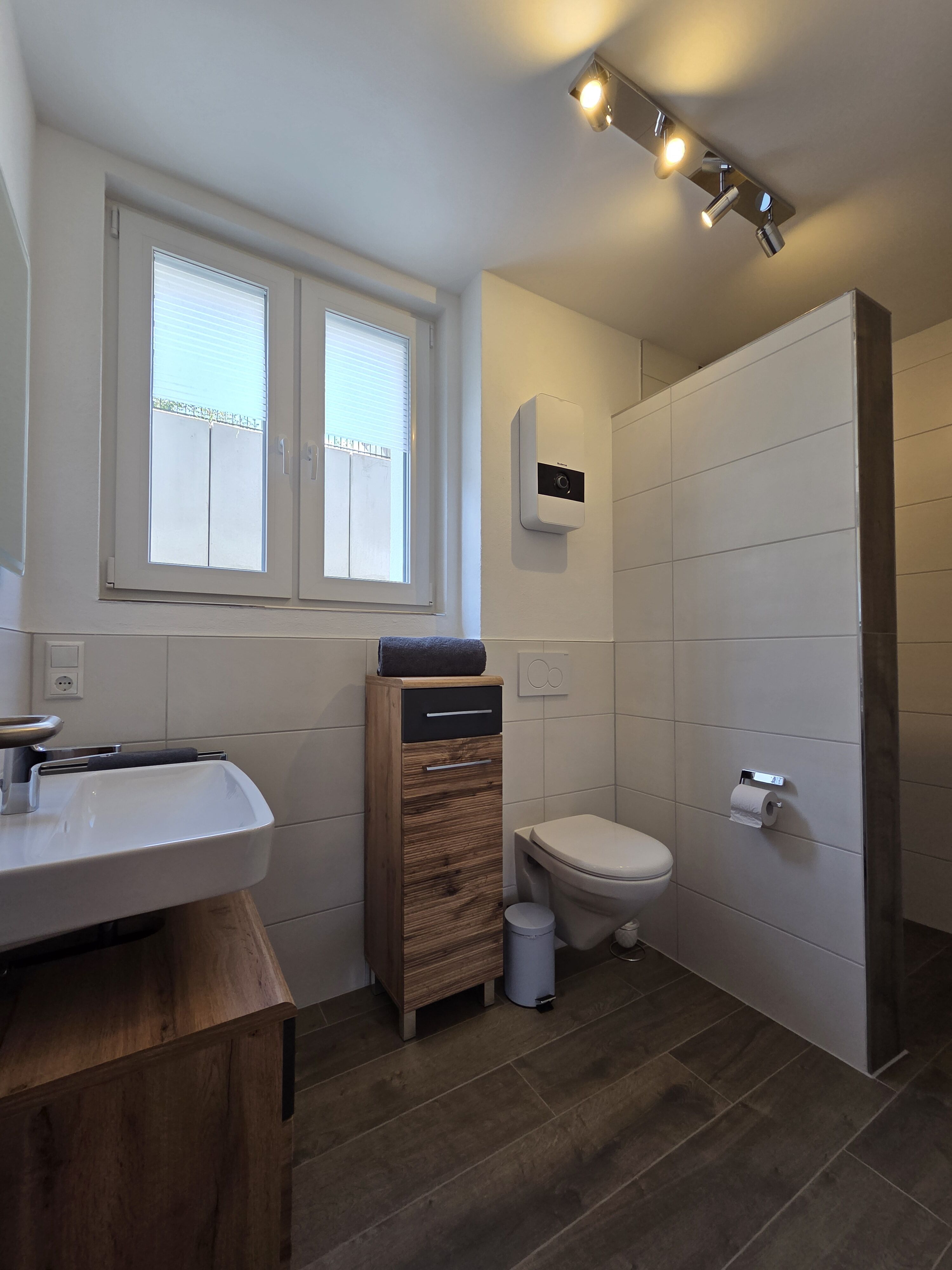 Badezimmer mit ebenerdiger Dusche