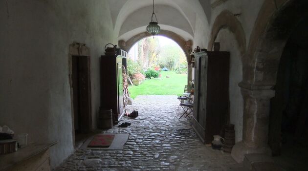 hinter dem großen Tor