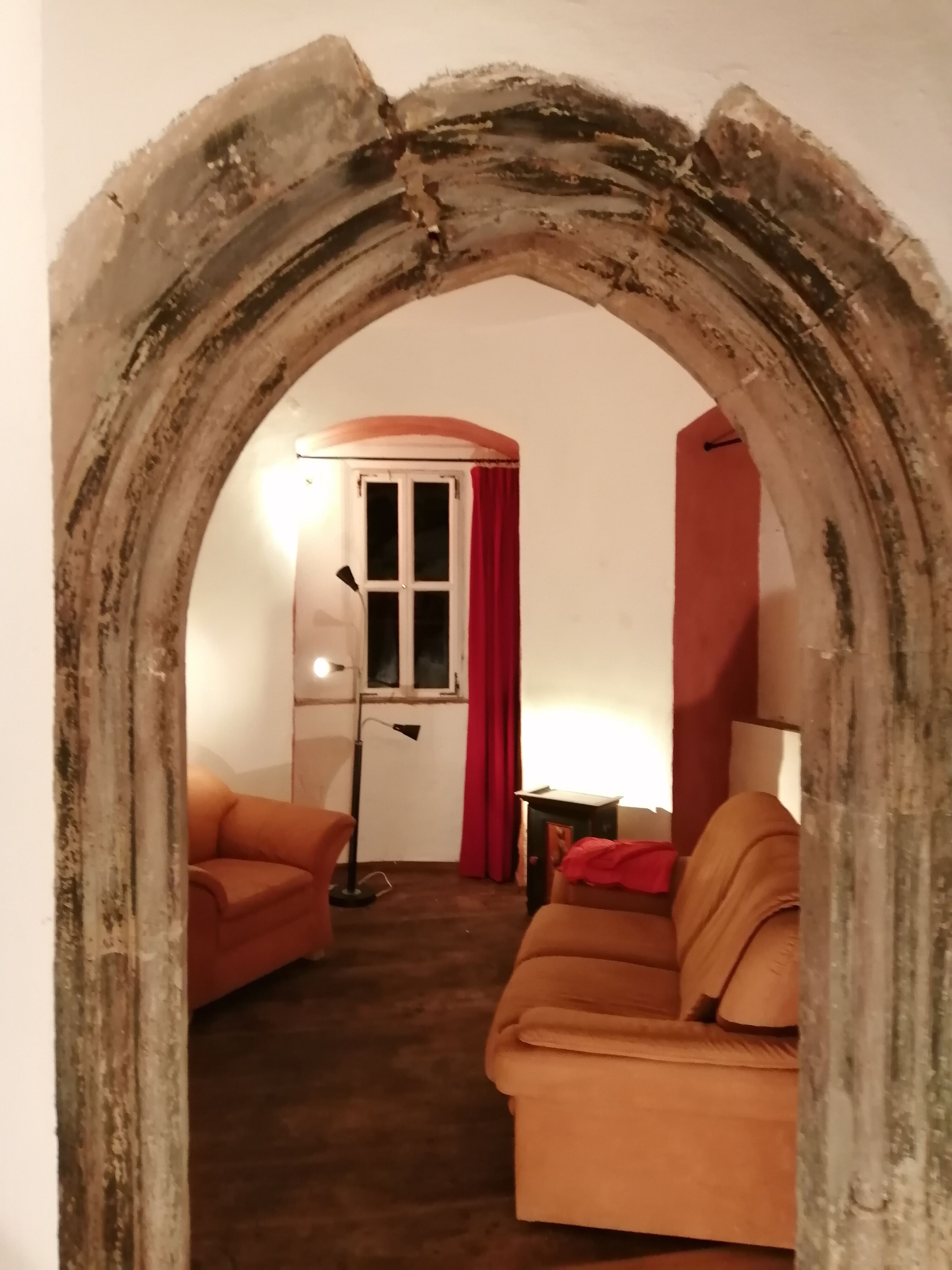 Blick ins Turmzimmer mit dem Schlafsofelaf