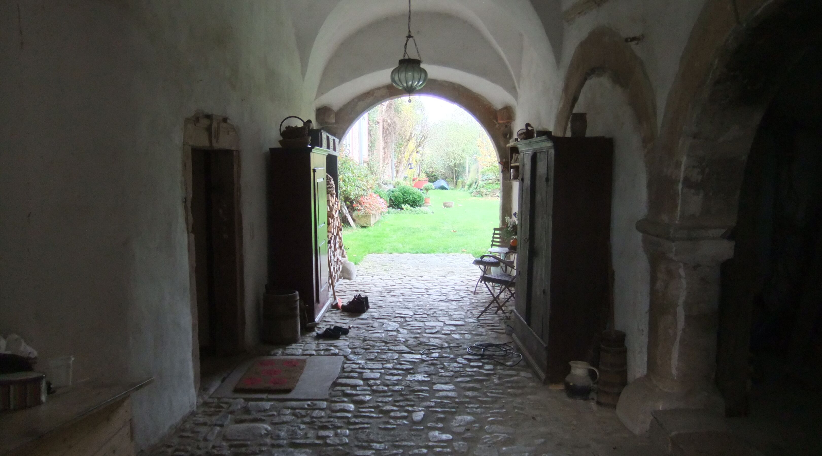 hinter dem großen Tor