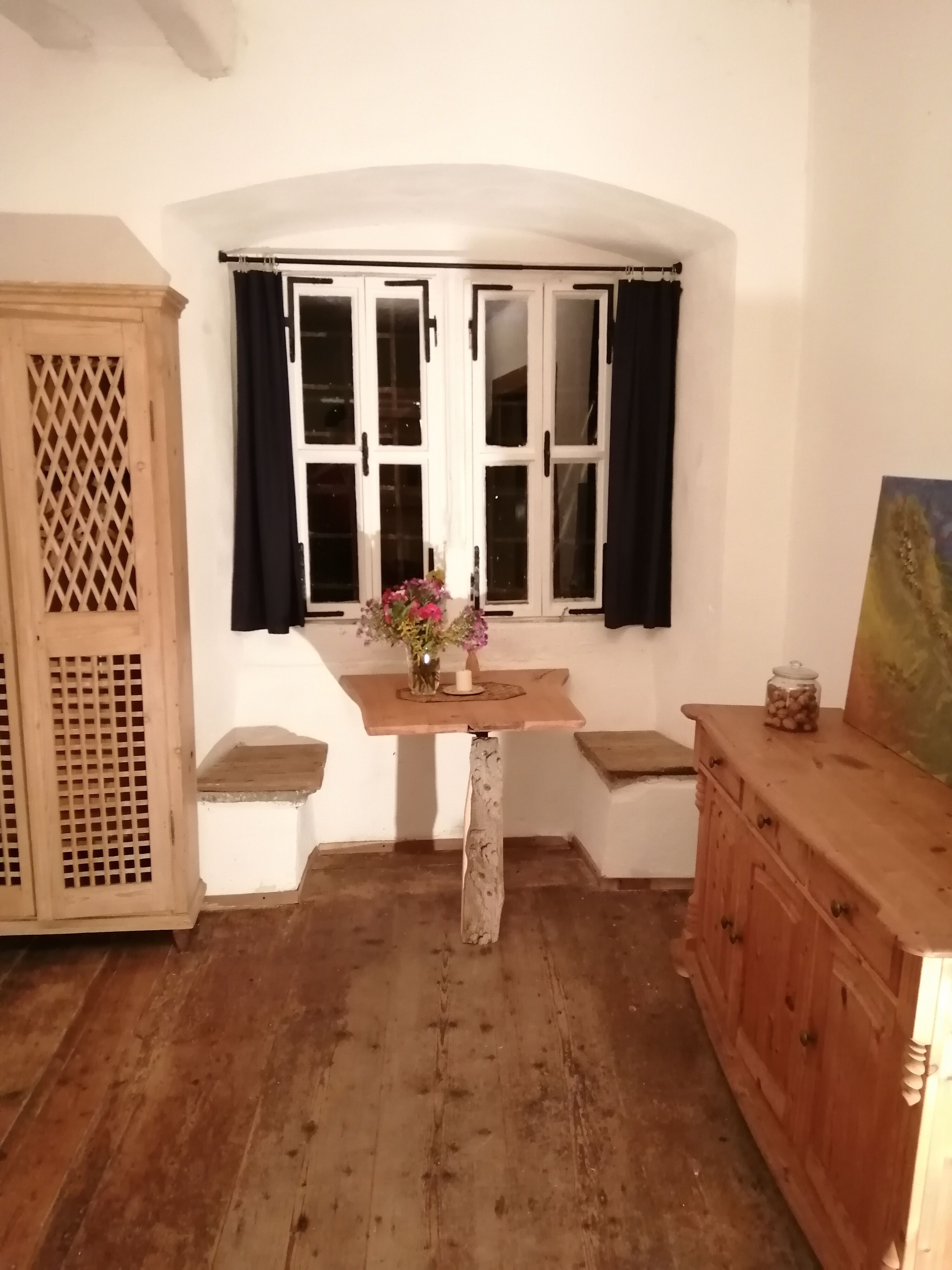 Sitzgelegen heit in die dicke Aussenwand eingelassen