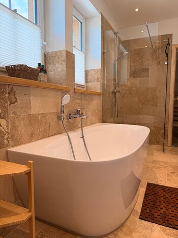 Badewanne, Dusche und sauna im DG