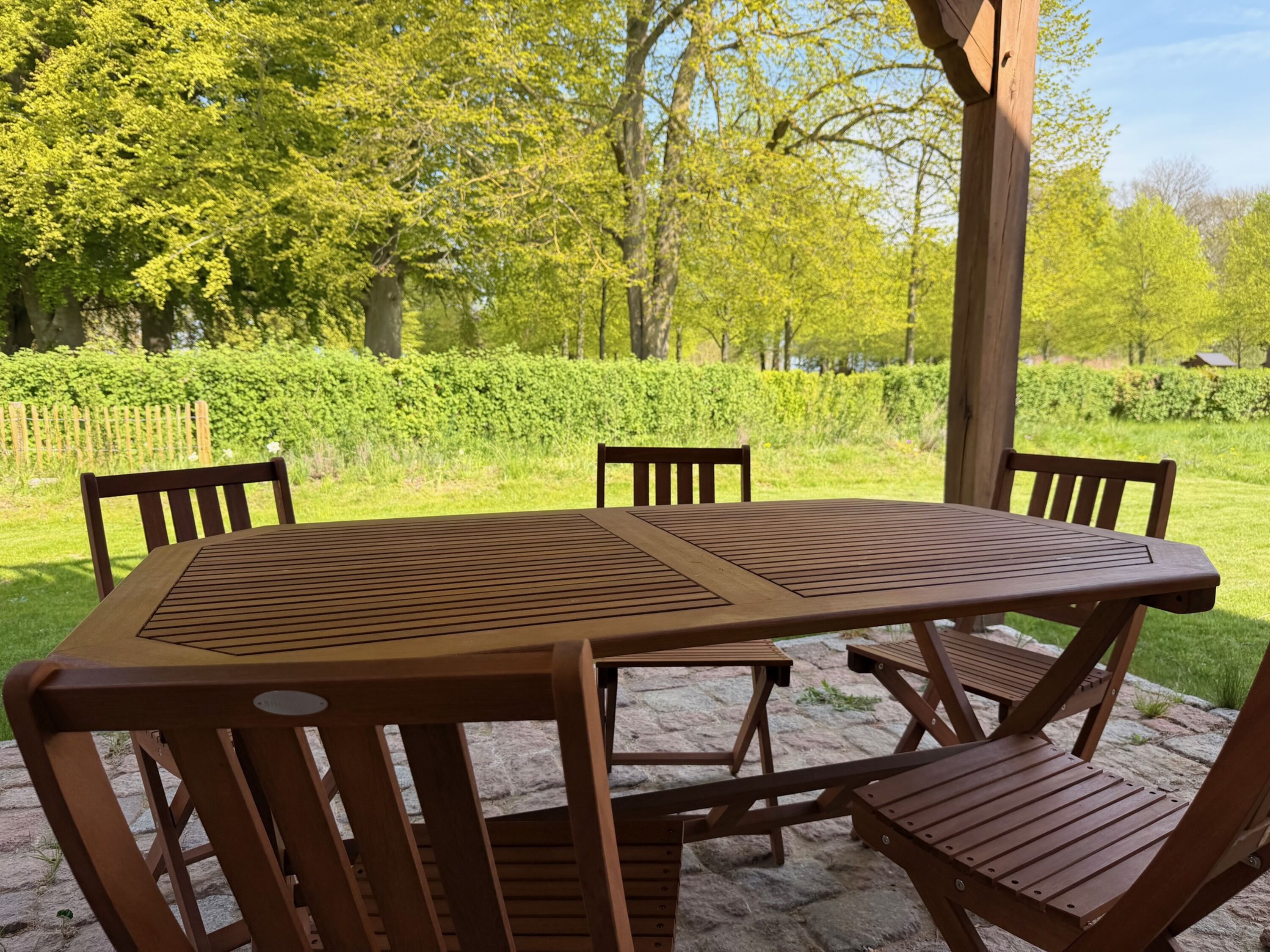 Terrasse mit Gartenmöbel