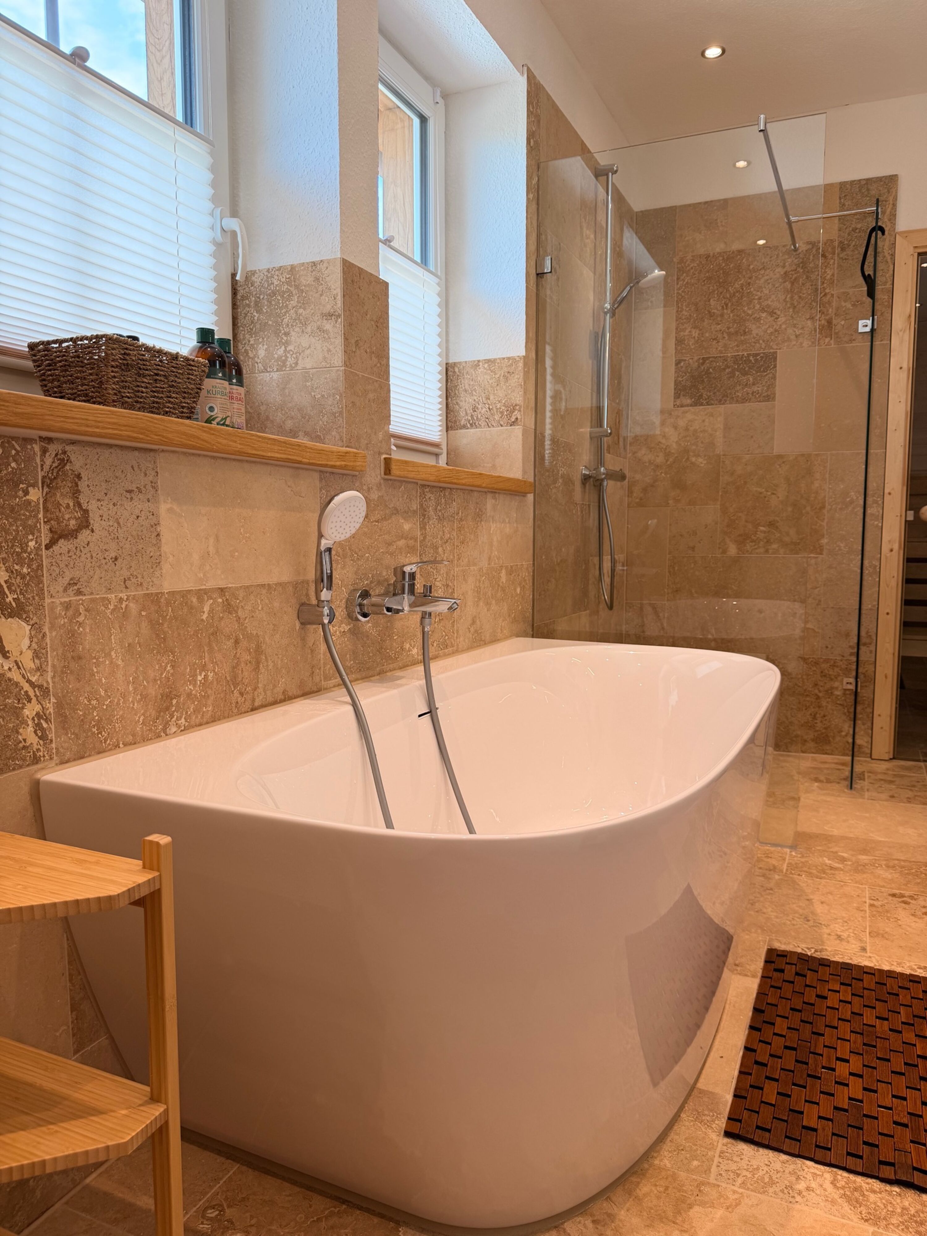 Badewanne, Dusche und sauna im DG