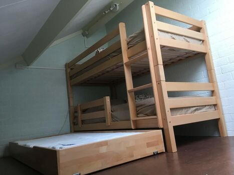 Etagenbett mit Bettschublade