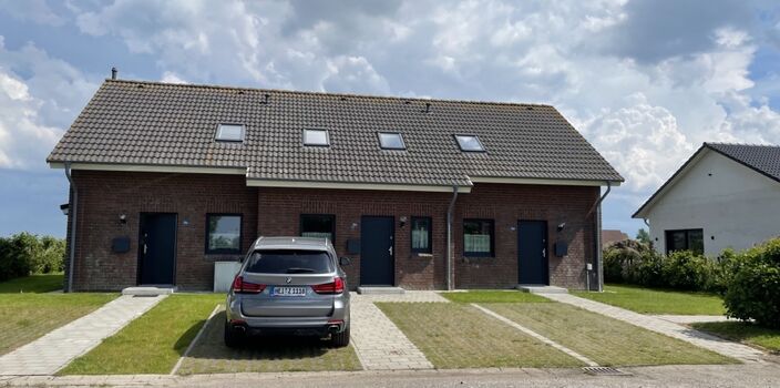 Vorderansicht mit Parkplätzen