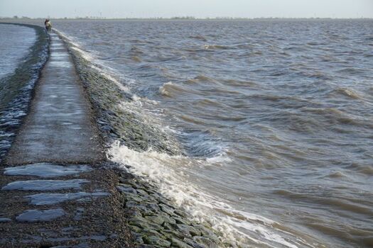 Der Trischendamm bei auflaufendem Wasser