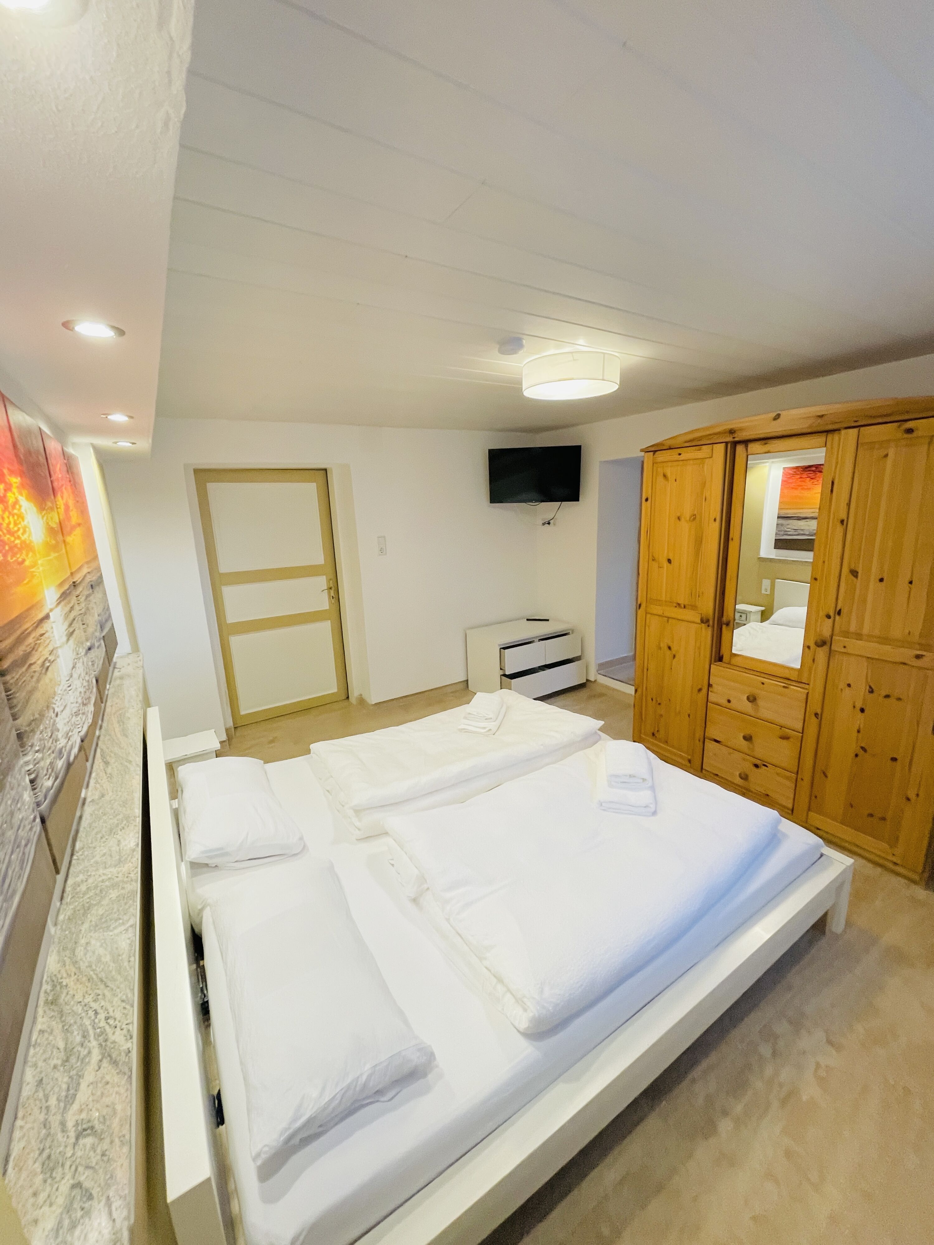 2. Helles Schlafzimmer + TV