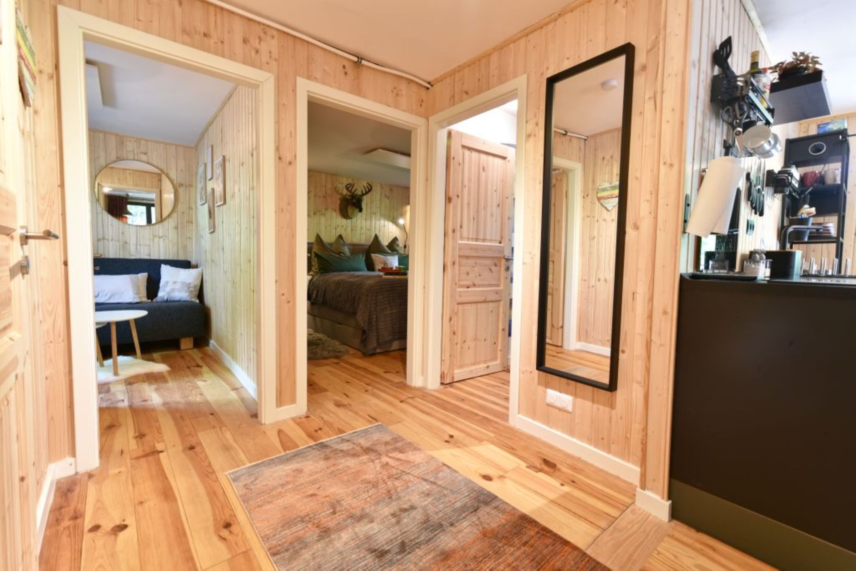 Flur mit Blick auf Badezimmer, Schlafzimmer und Gästezimmer