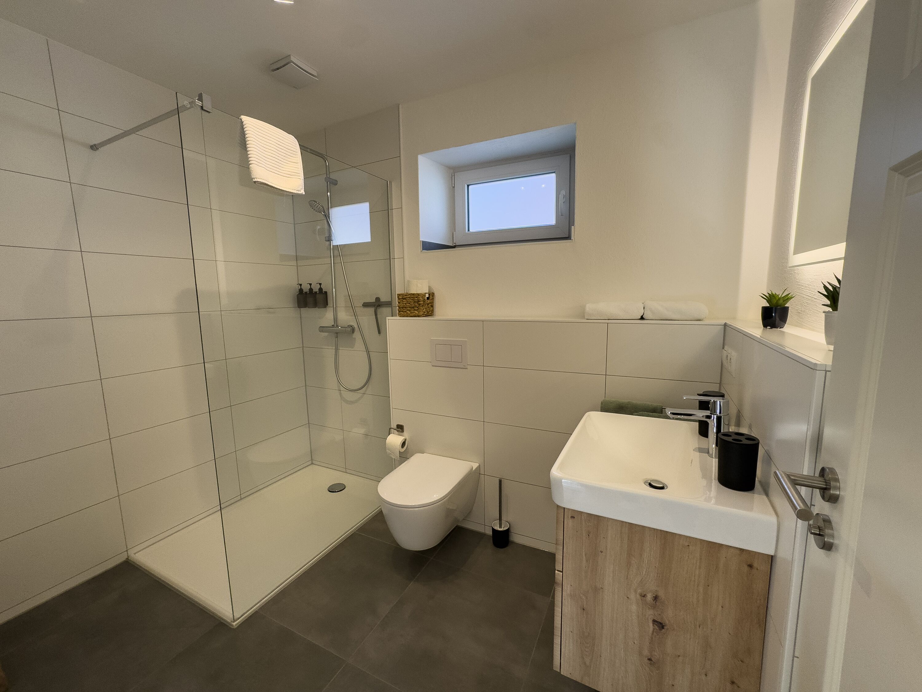 Badezimmer im Obergeschoss und ebenerdiger Dusche