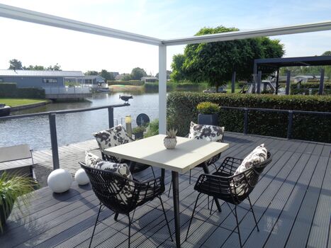Terrasse mit aufs Wasser