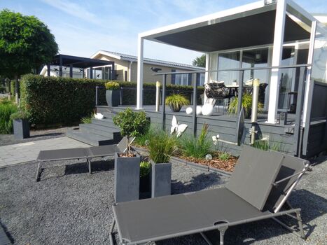 Garten mit Liegen am Wasser
