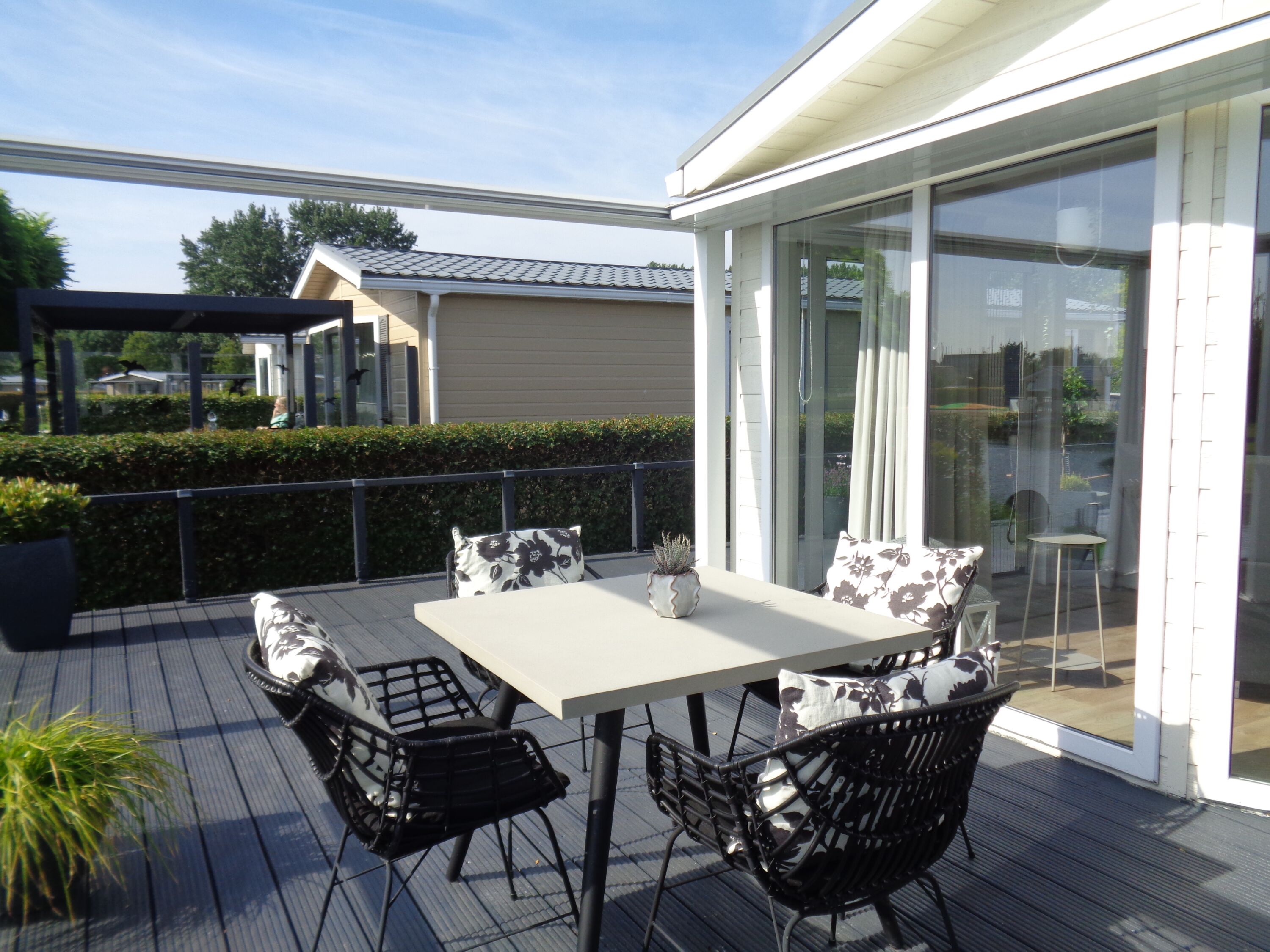 Genießen Sie die Terrasse mit Markise und modernen Möbeln.