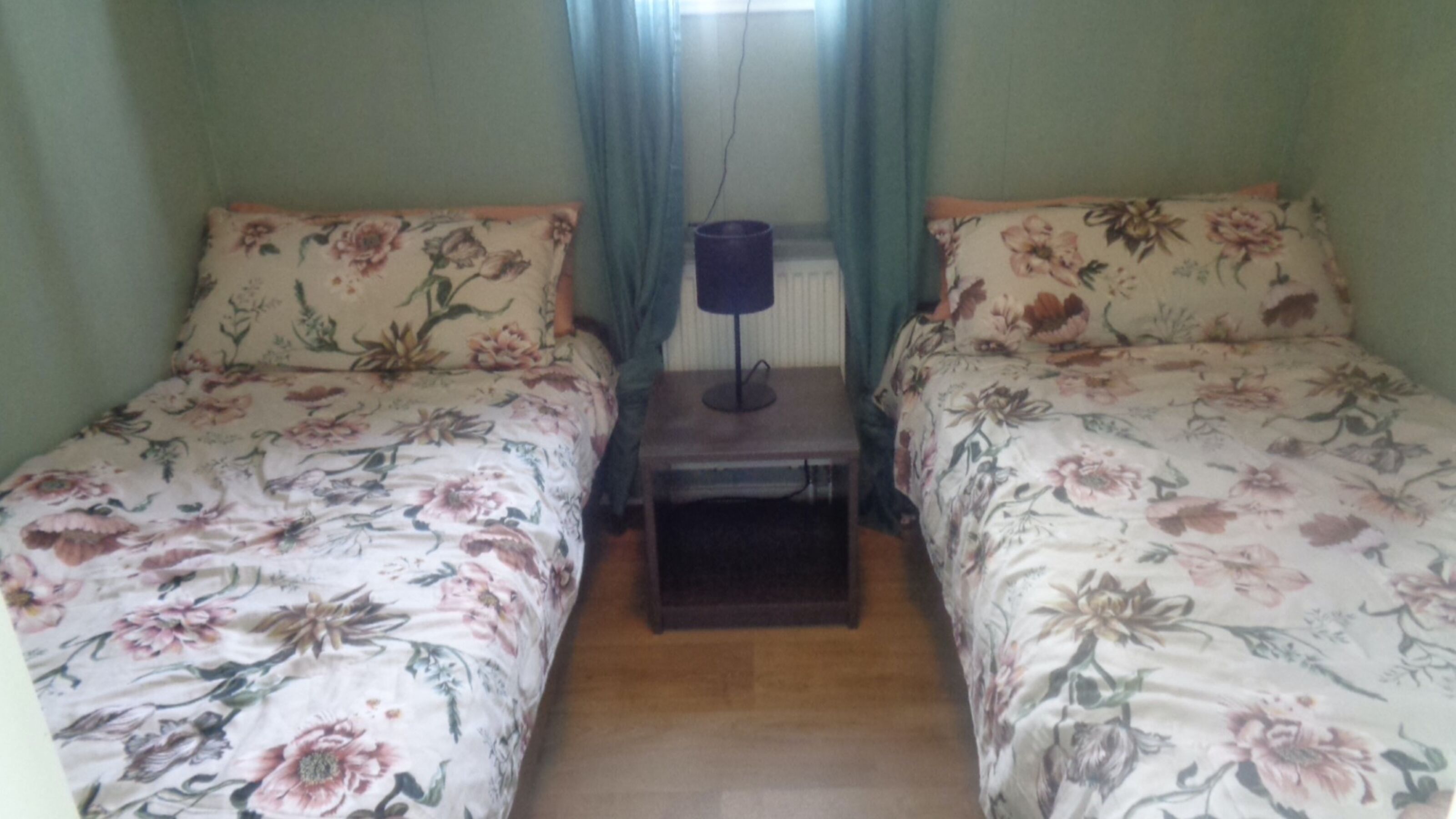 Ruhiges Schlafzimmer mit eleganten Stoffen und Kissen.