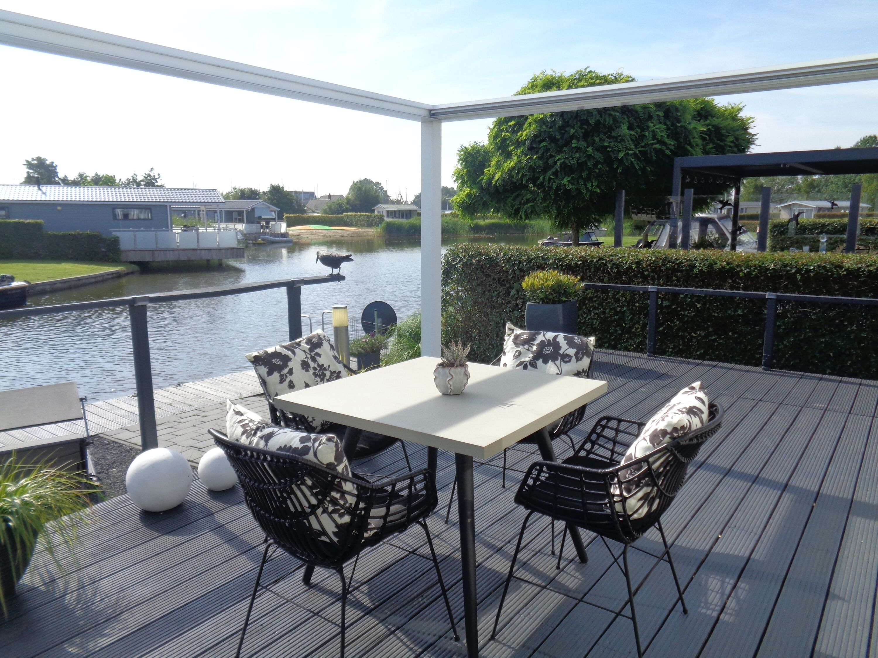 Terrasse mit aufs Wasser