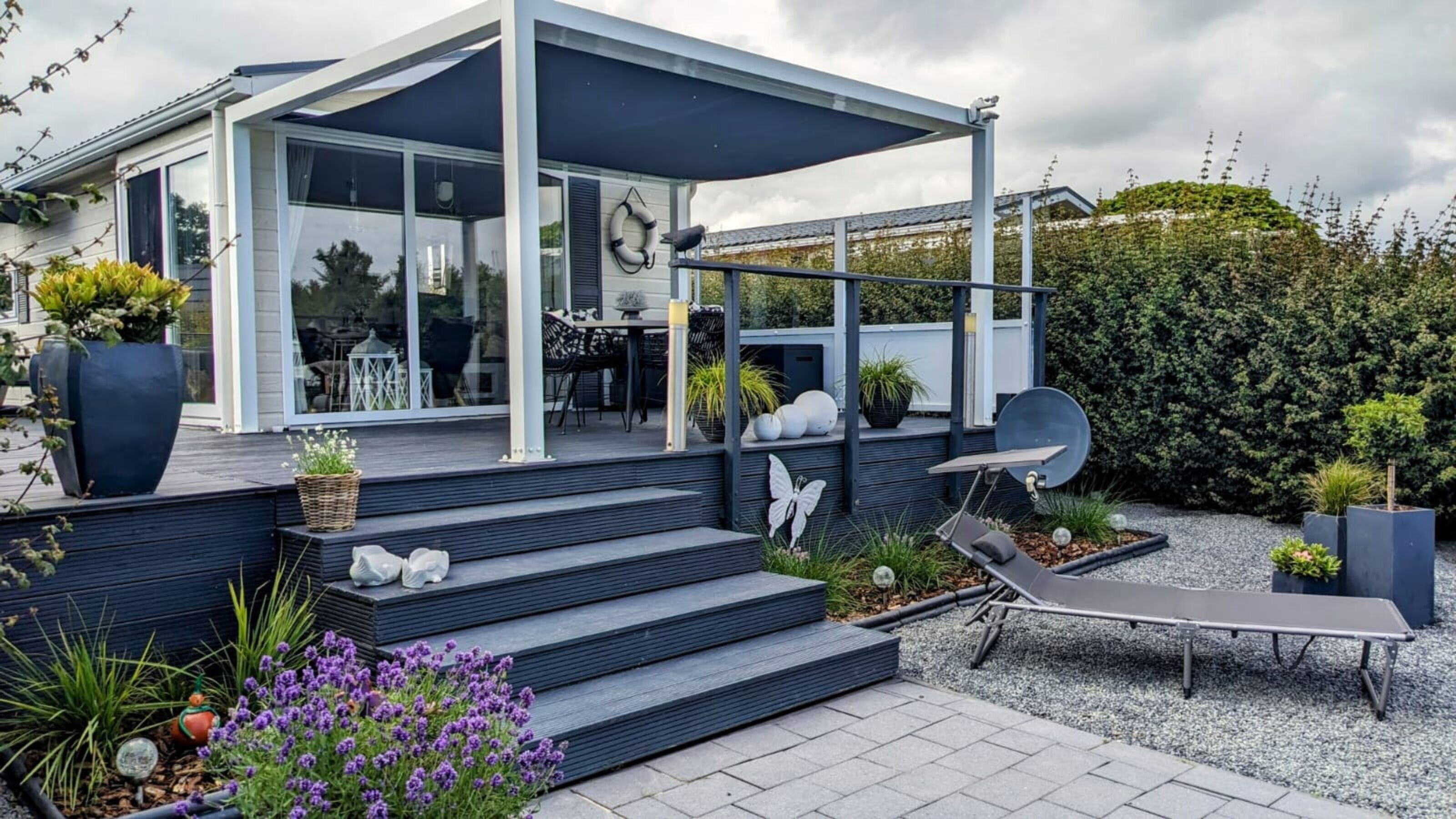 Terrasse mit elektrischer Markise