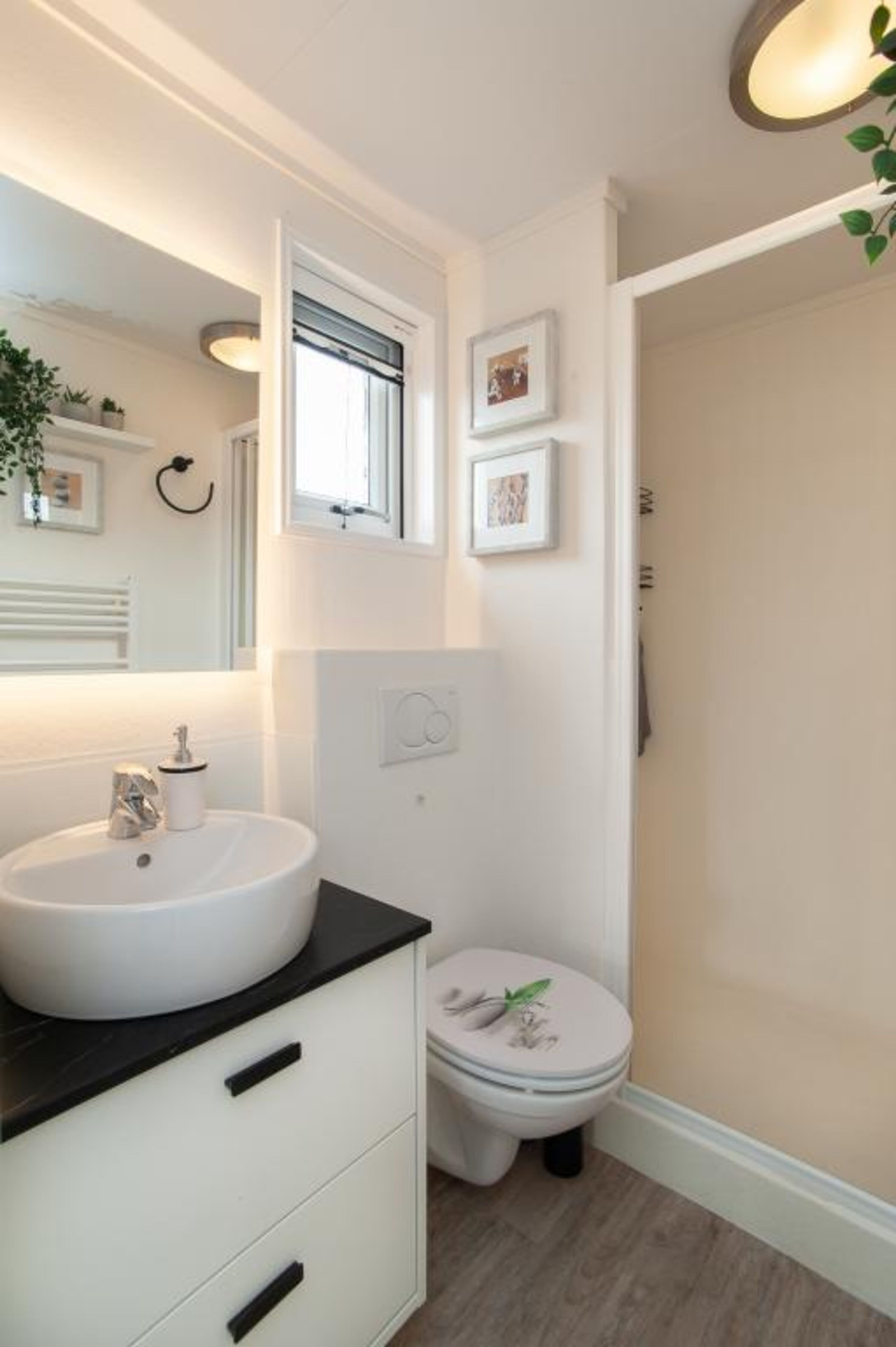 Badezimmer mit Dusche und Regenbrause
