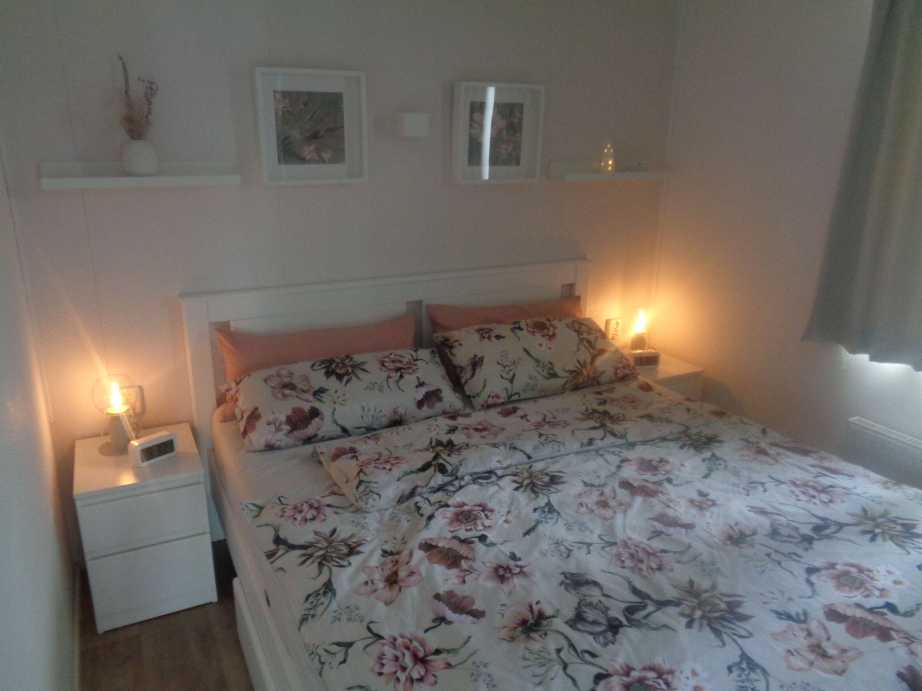 Gemütliches Schlafzimmer mit eleganten Holzmöbeln