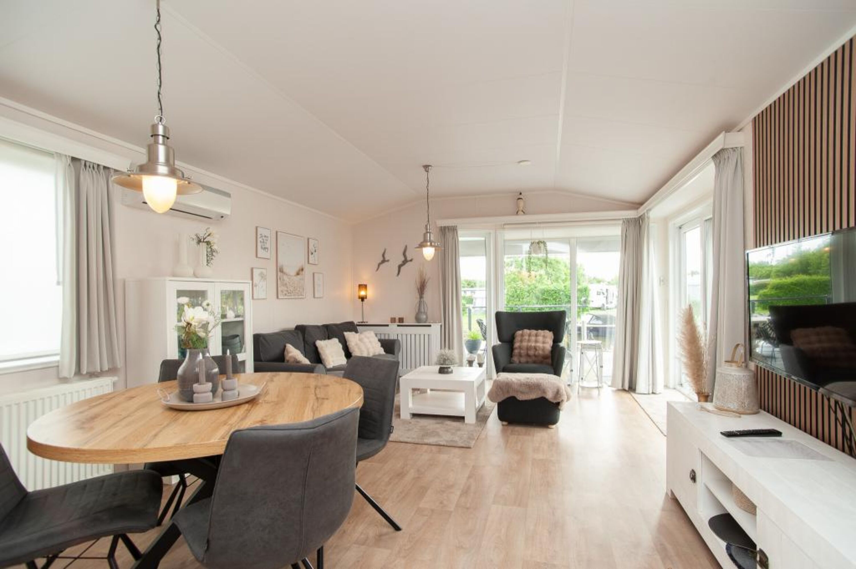 Elegantes Wohnzimmer mit stilvollen Möbeln.