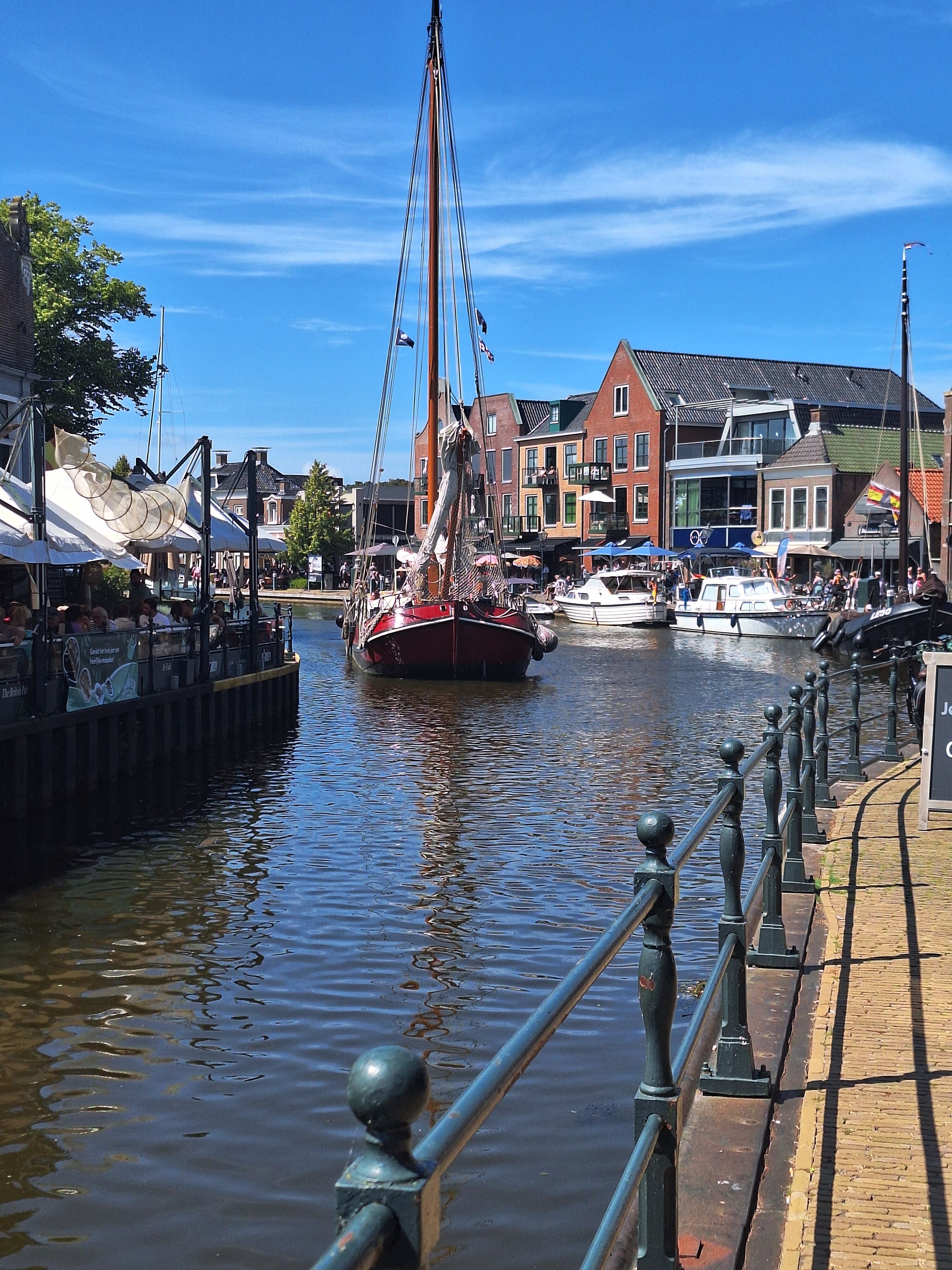 Sonnige Ufer, kleine Cafés und Boote