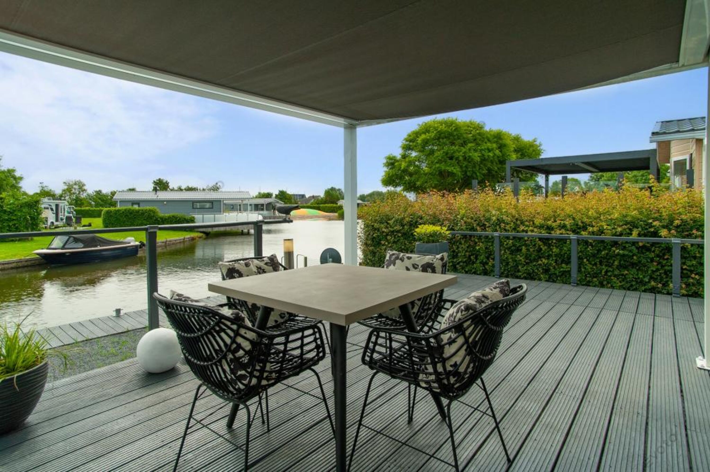 Entspannen Sie sich auf der Terrasse mit Blick aufs Wasser.