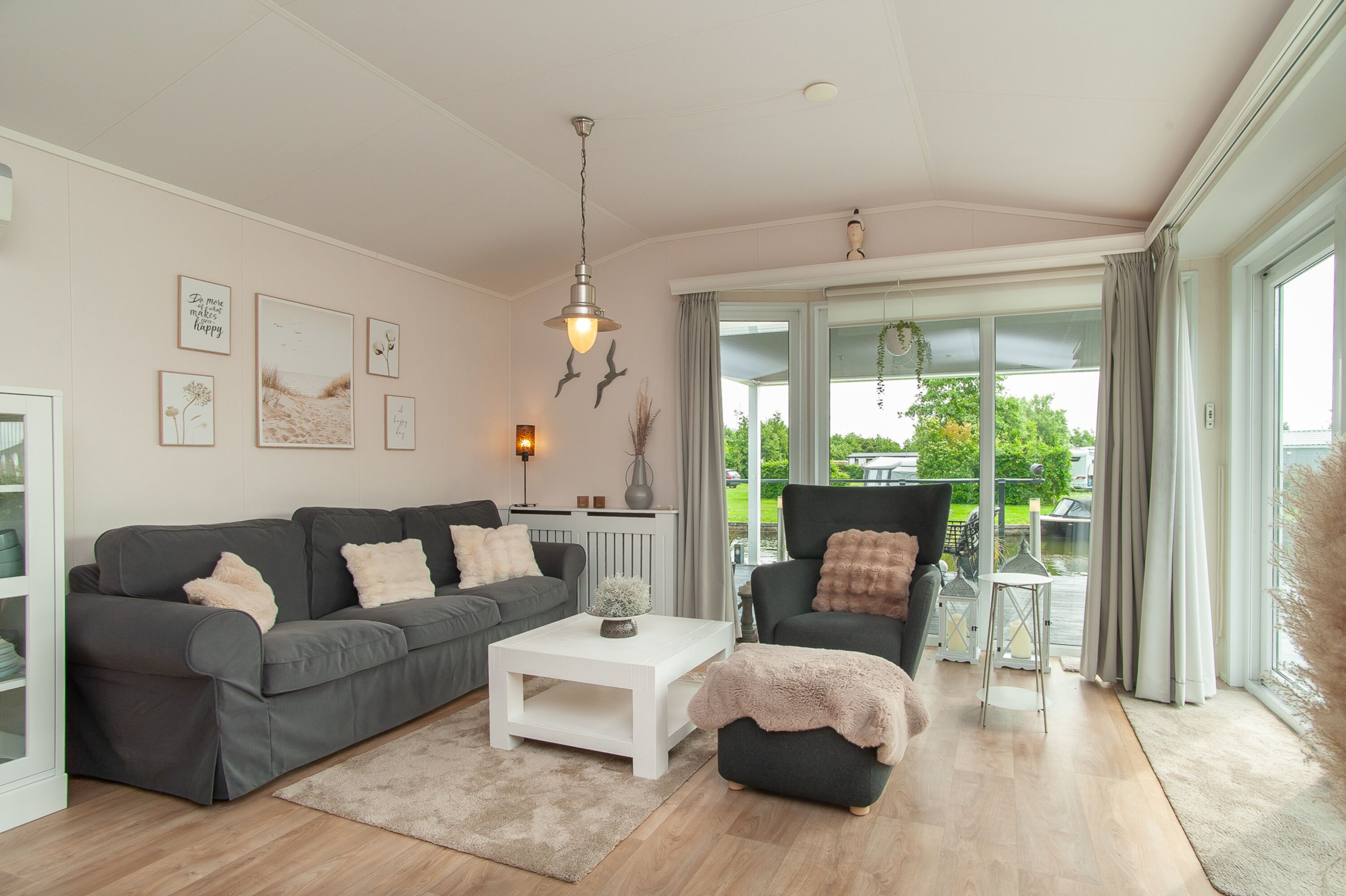 Gemütliches Wohnzimmer mit eleganter Einrichtung
