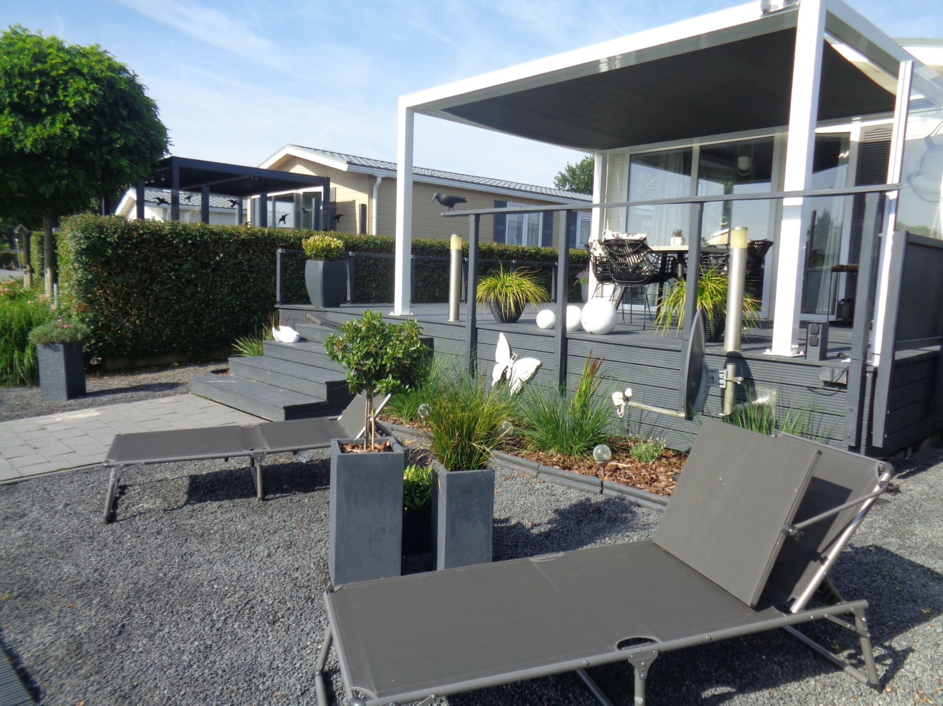 Garten mit Liegen am Wasser