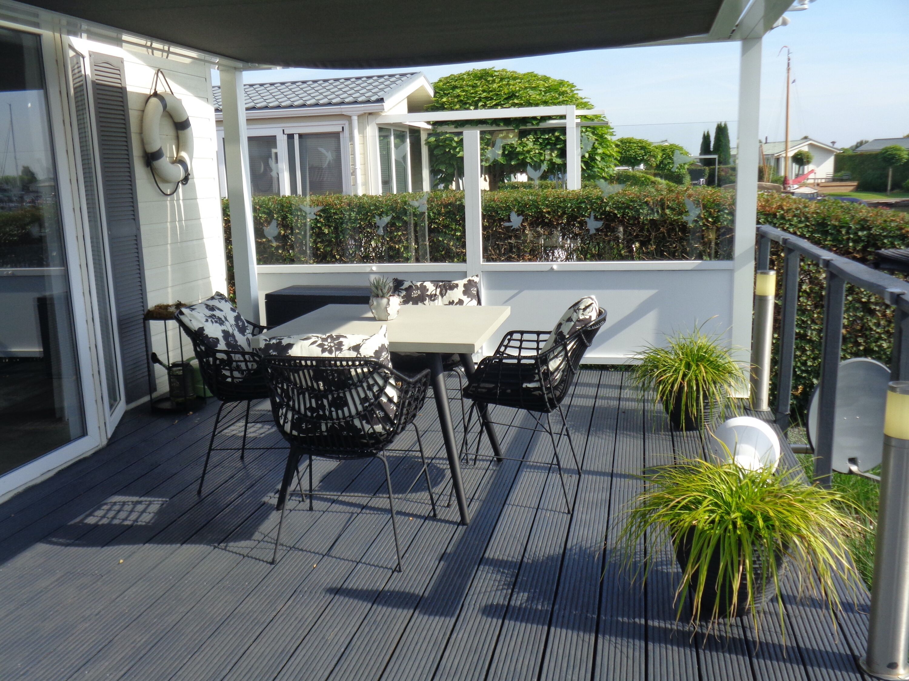 Entspannen Sie auf der stilvollen Terrasse