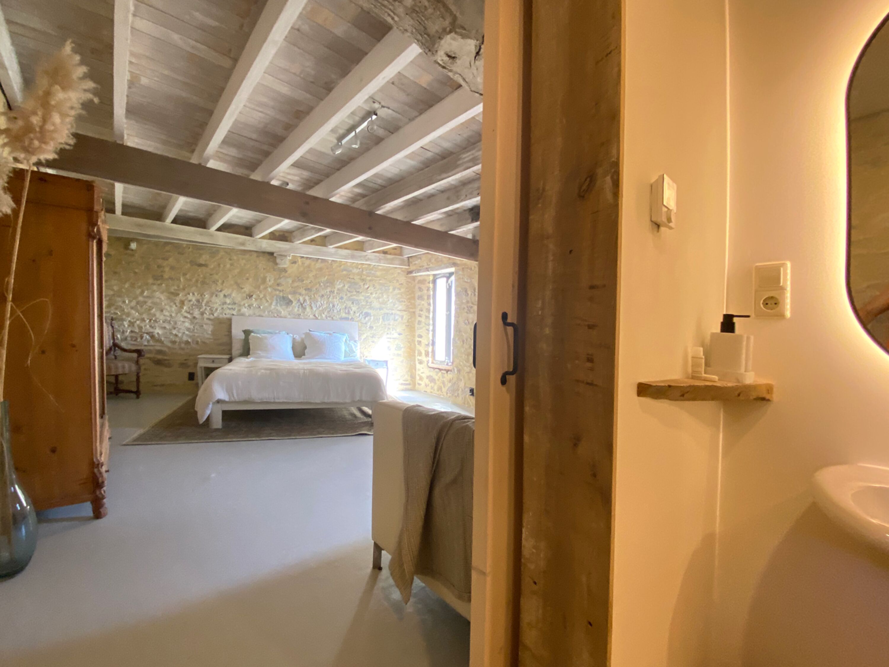 Schlafzimmer im Erdgeschoss mit eigenem Badezimmer