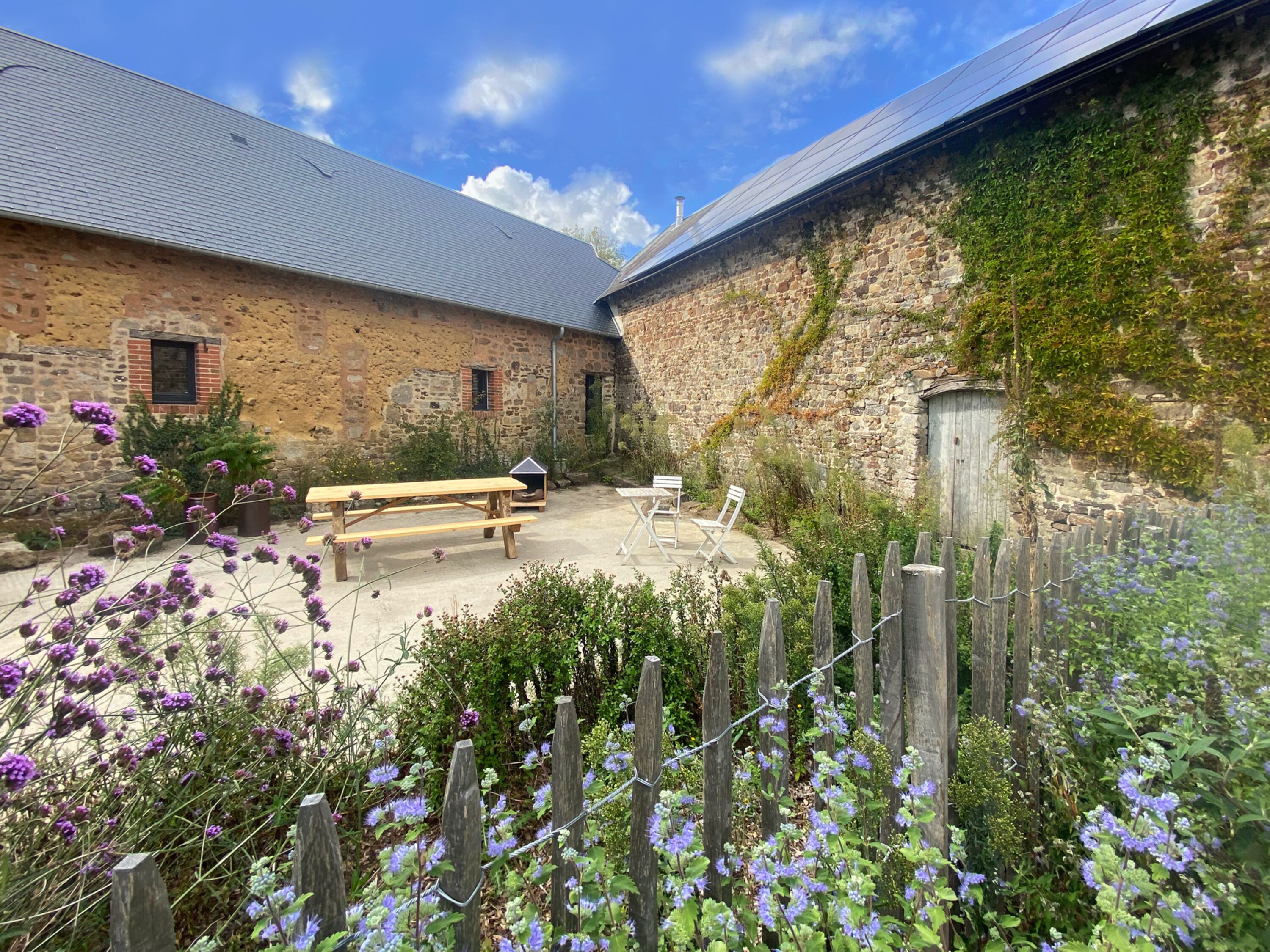 Eingezäunte Terrasse/Garten auf der Ostseite
